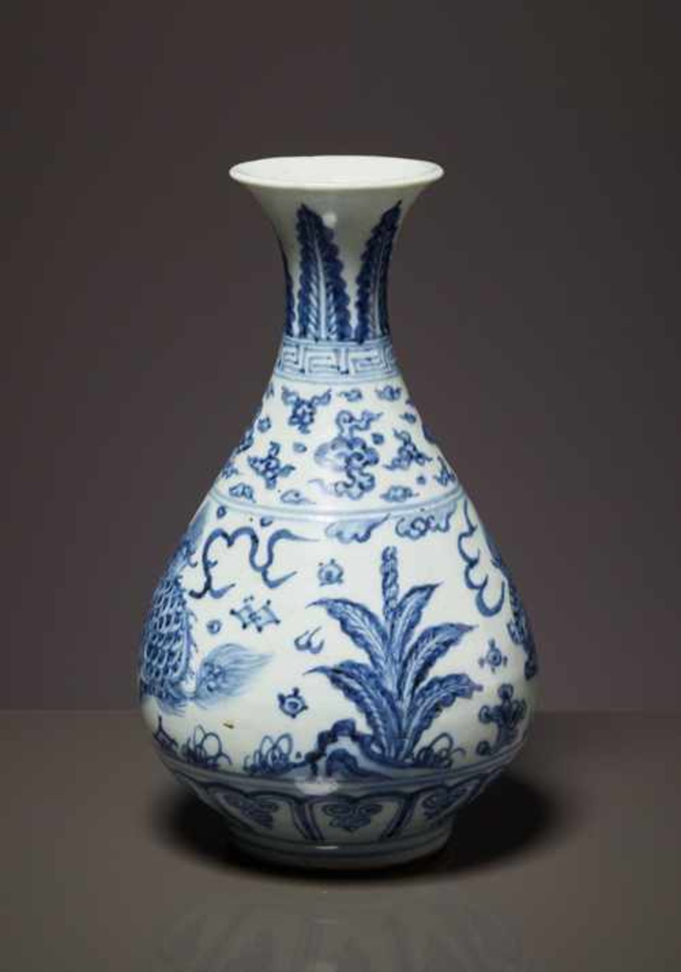 VASE MIT QILIN Blauweiß-Porzellan. China, Qing-Dynastie, ca. 19.Jh. – Anfang 20. Jh. Kleine - Image 4 of 7