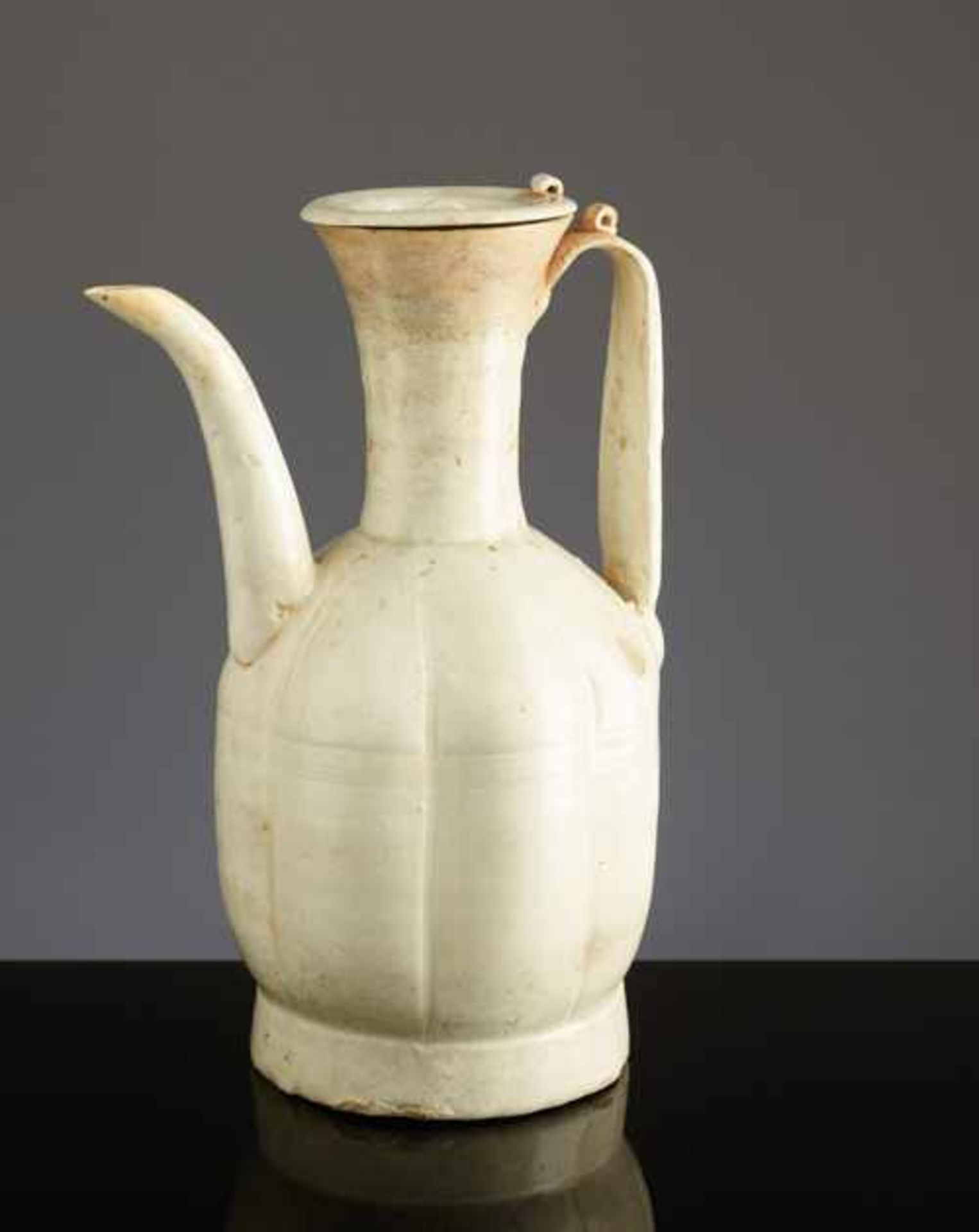 HENKELKANNE MIT AUSGUSS UND DECKELGlasierte Keramik. China, Song/Yuan, ca. 12. – 13. Jh. Elegante, - Image 2 of 7