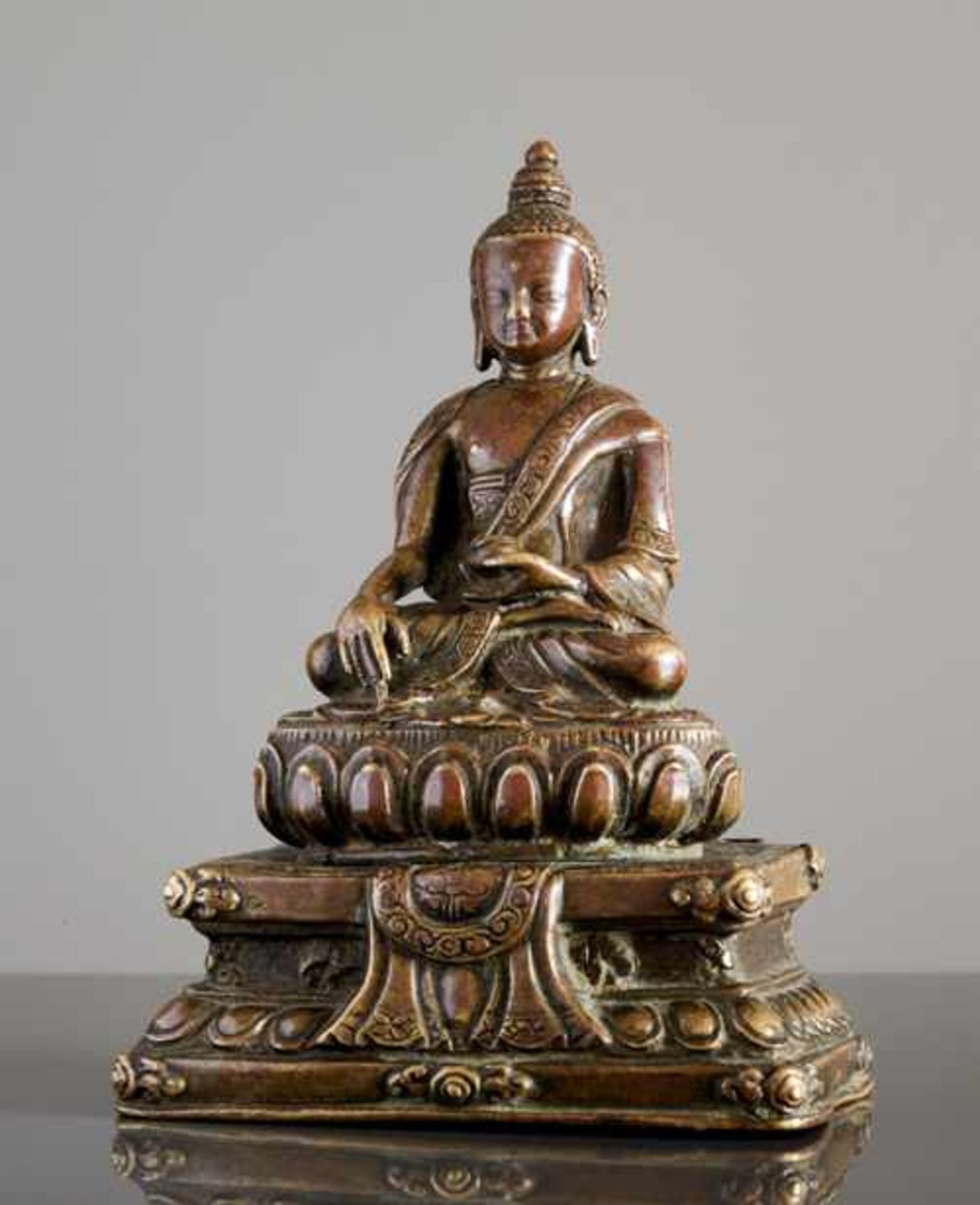 AUF THRON SITZENDER BUDDHA AKSHOBHYA Bronze. Tibet, ca. 16. Jh. Eine sehr fein gearbeitete