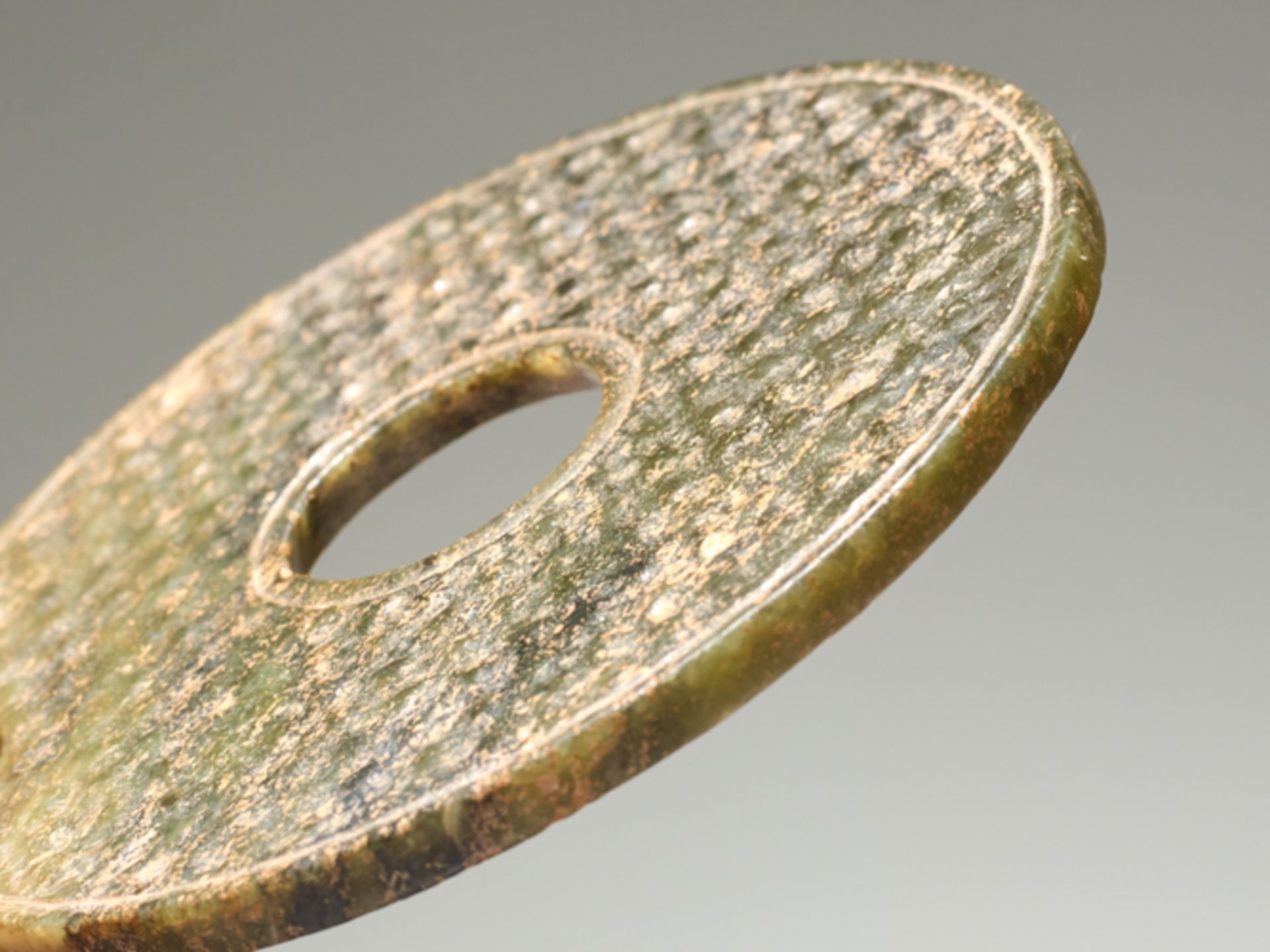 JADE RING WITH CARVED PATTERNJade. China, Early Western Han period, 2nd century BCAs is the case for - Image 3 of 4