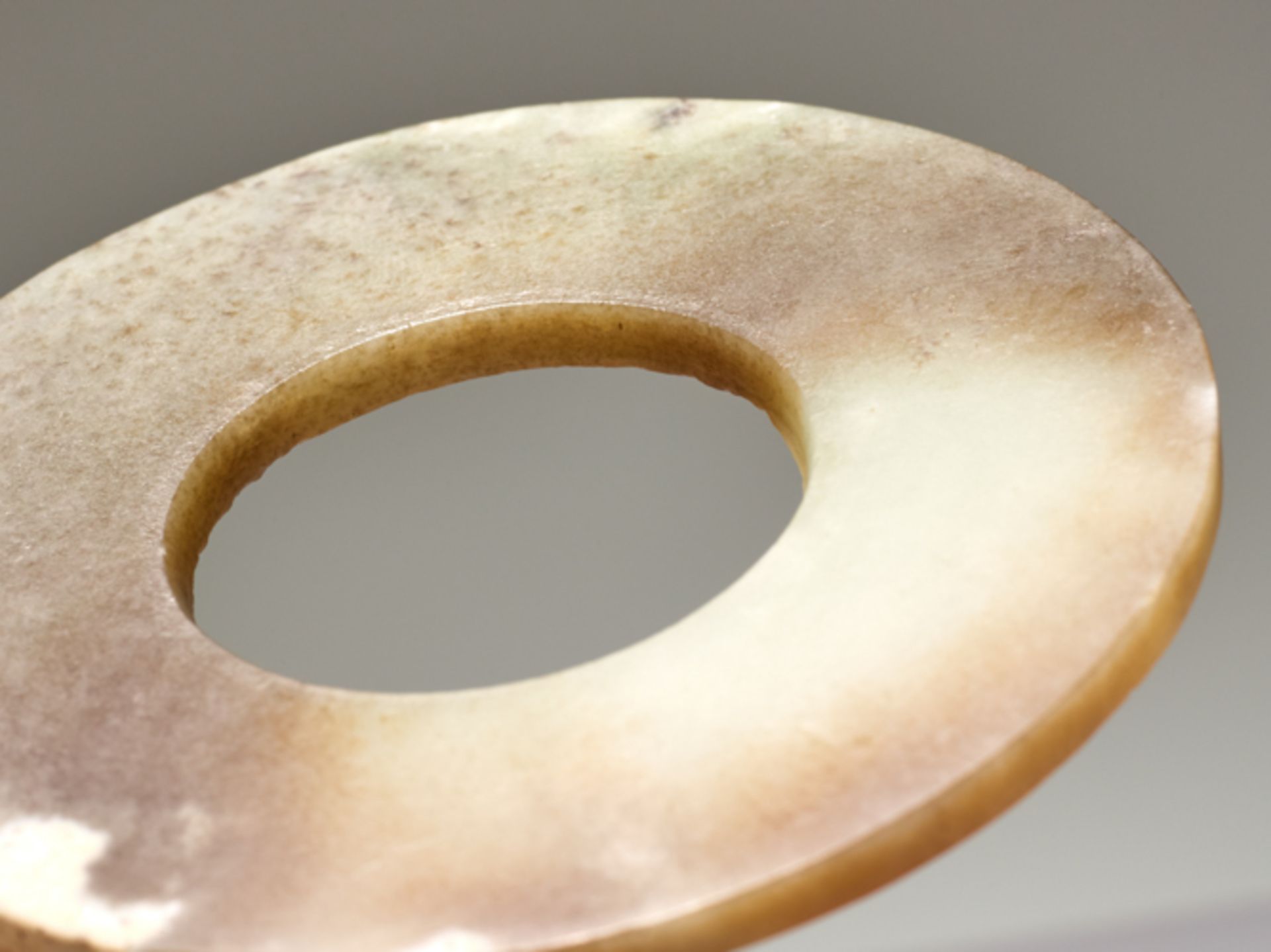 DISC IN SEMI-TRANSLUCENT JADE Jade. China, Late Neolithic period, Qijia culture, c.2200-1900 BC This - Image 4 of 4