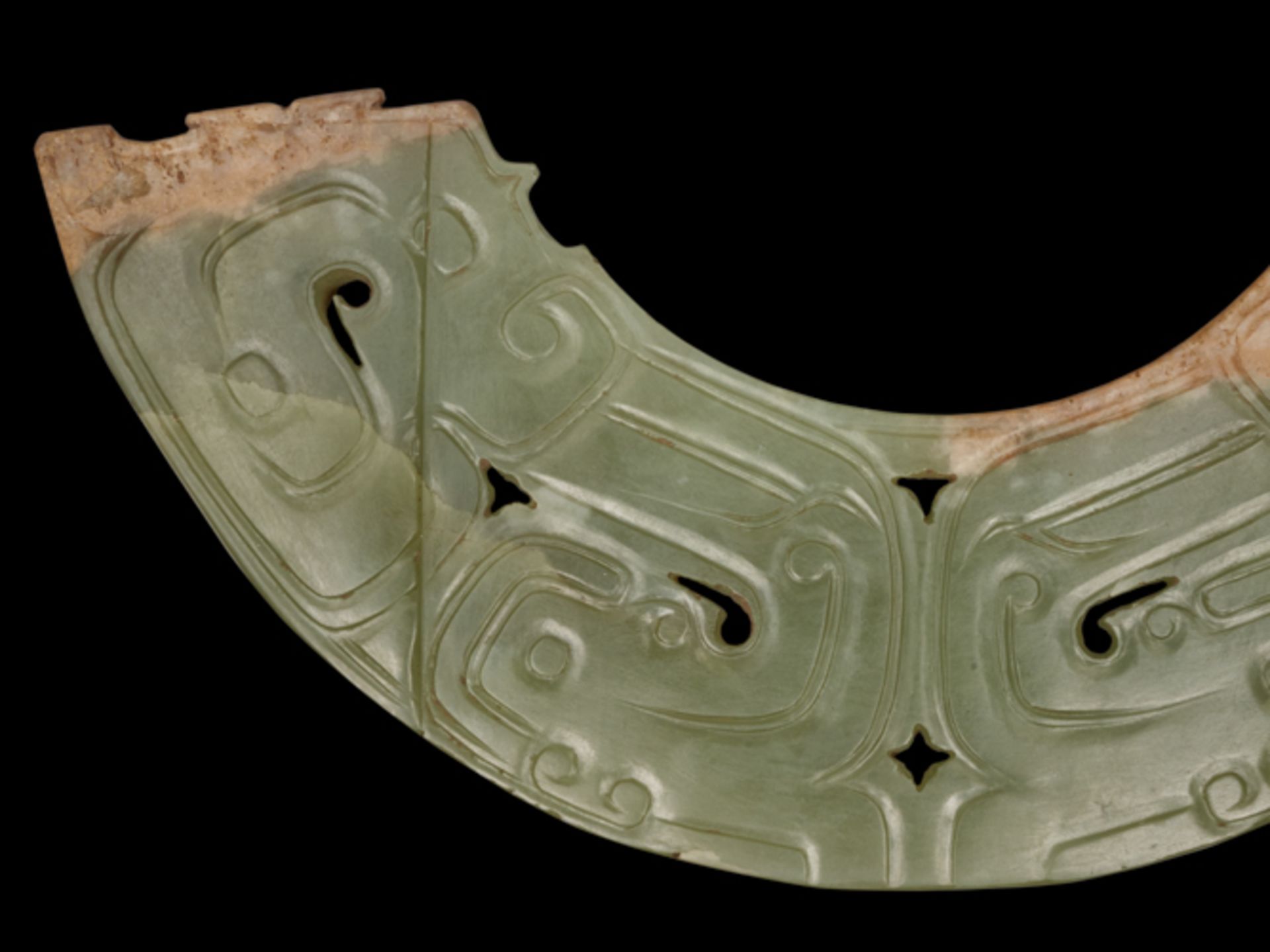 HUANG PENDANT WITH DRAGONS AND HUMAN HEADSJade. China, Late Western Zhou period, 9th century - Image 4 of 4