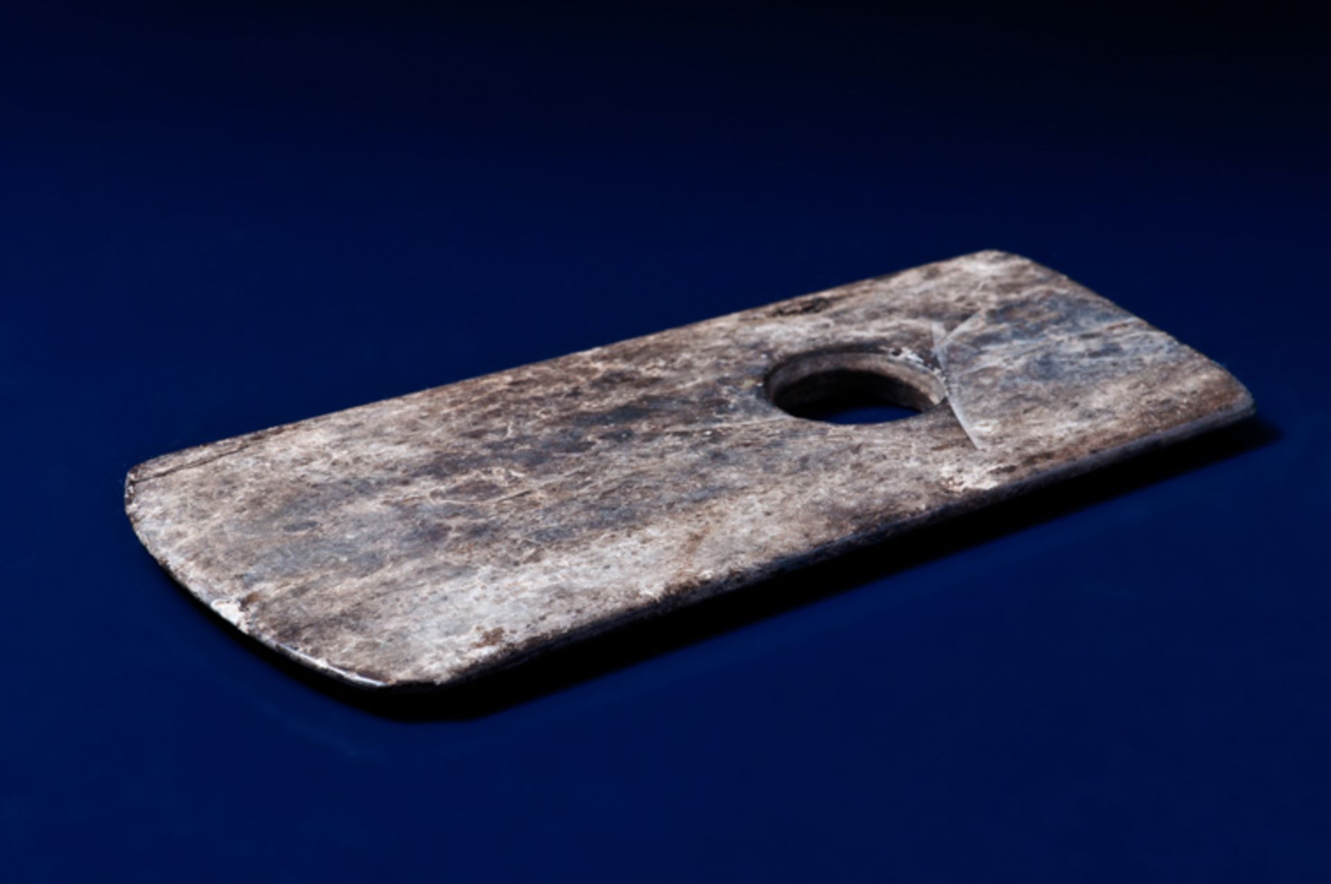 AXE Jade. China, Late Neolithic period, c.2500-2000 BC This axe has a rectangular profile with - Image 3 of 4