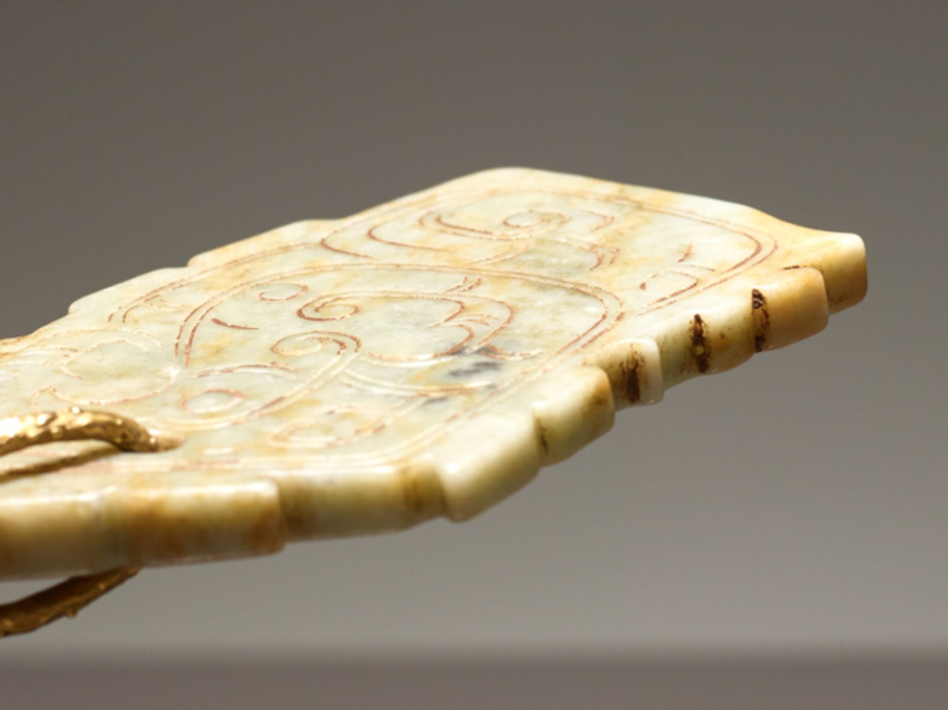 JADE PLAQUE DECORATED WITH A BIRDJade. China, Middle to late Western Zhou period, 10th-9th century - Bild 4 aus 4