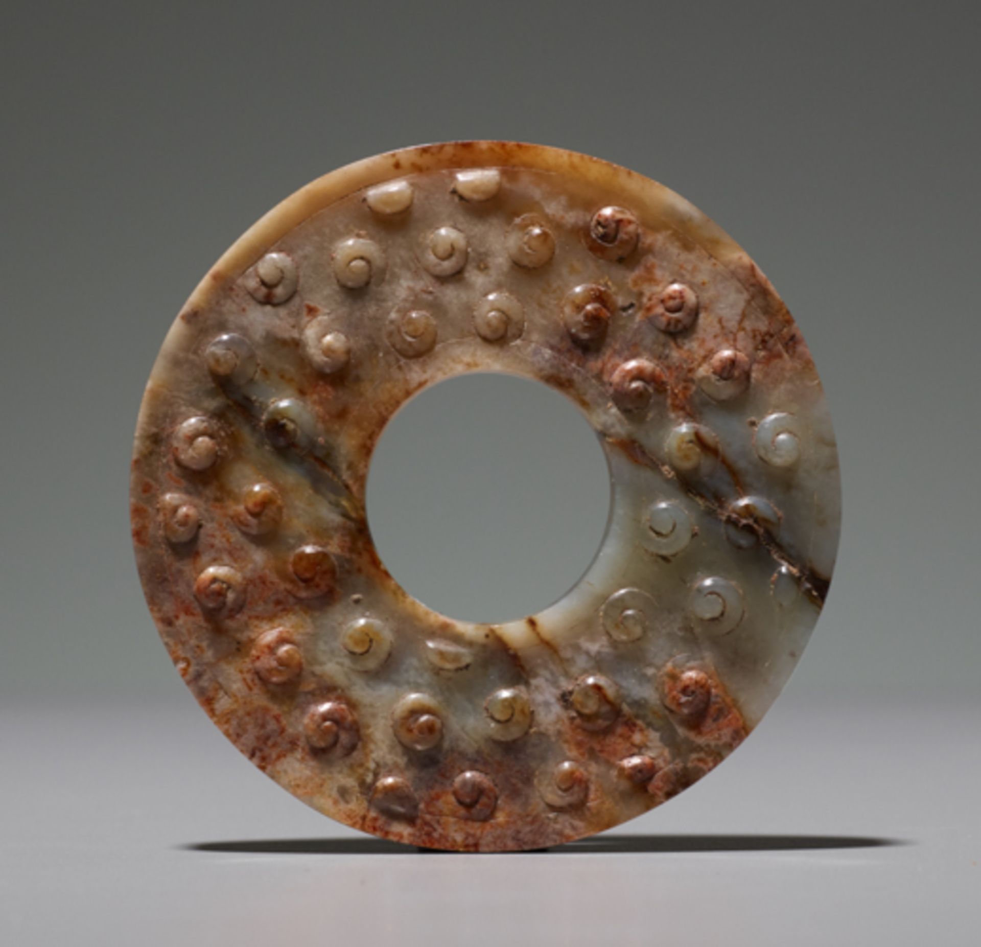RING WITH INCISED SPIRALSJade. China, Eastern Zhou, 4th–3rd century BCSmall rings like this one were - Bild 2 aus 4