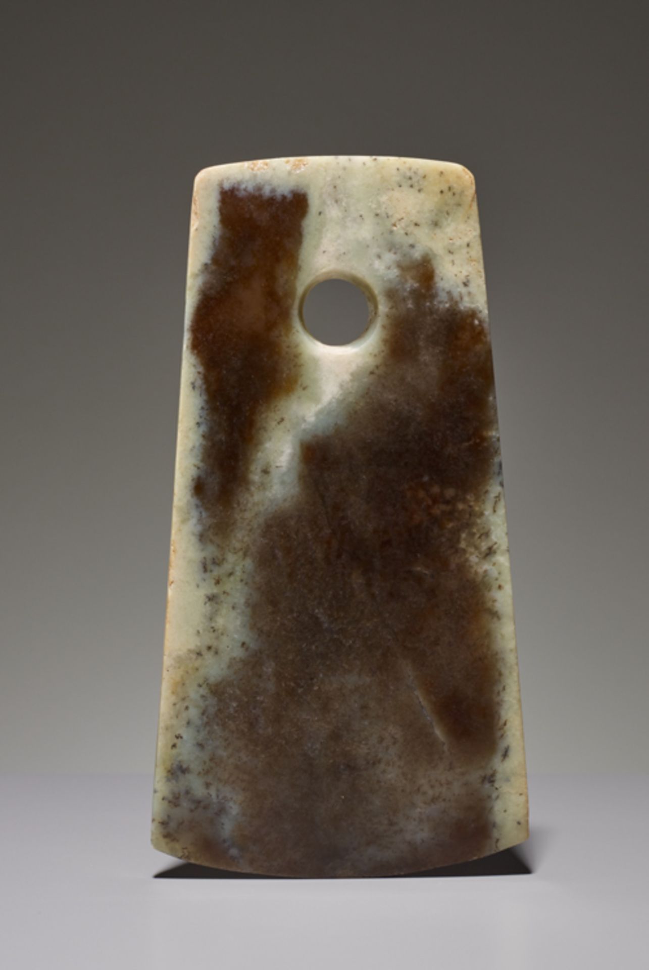 YUE AXEJade. China, Late Neolithic period, Qijia culture, c.2200-1900 BCThis axe has a slightly - Image 2 of 4