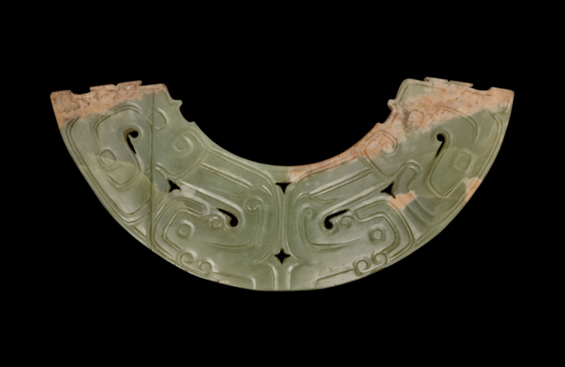 HUANG PENDANT WITH DRAGONS AND HUMAN HEADSJade. China, Late Western Zhou period, 9th century - Image 2 of 4