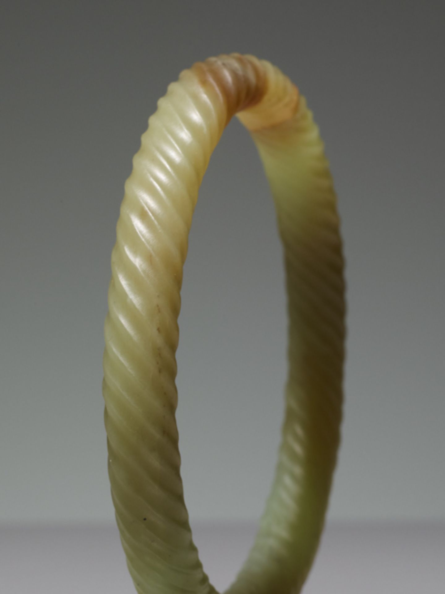 JADE RING DECORATED WITH THE ‘TWISTED ROPE’ PATTERNJade. China, Eastern Zhou, 4th – 3rd century - Image 4 of 4