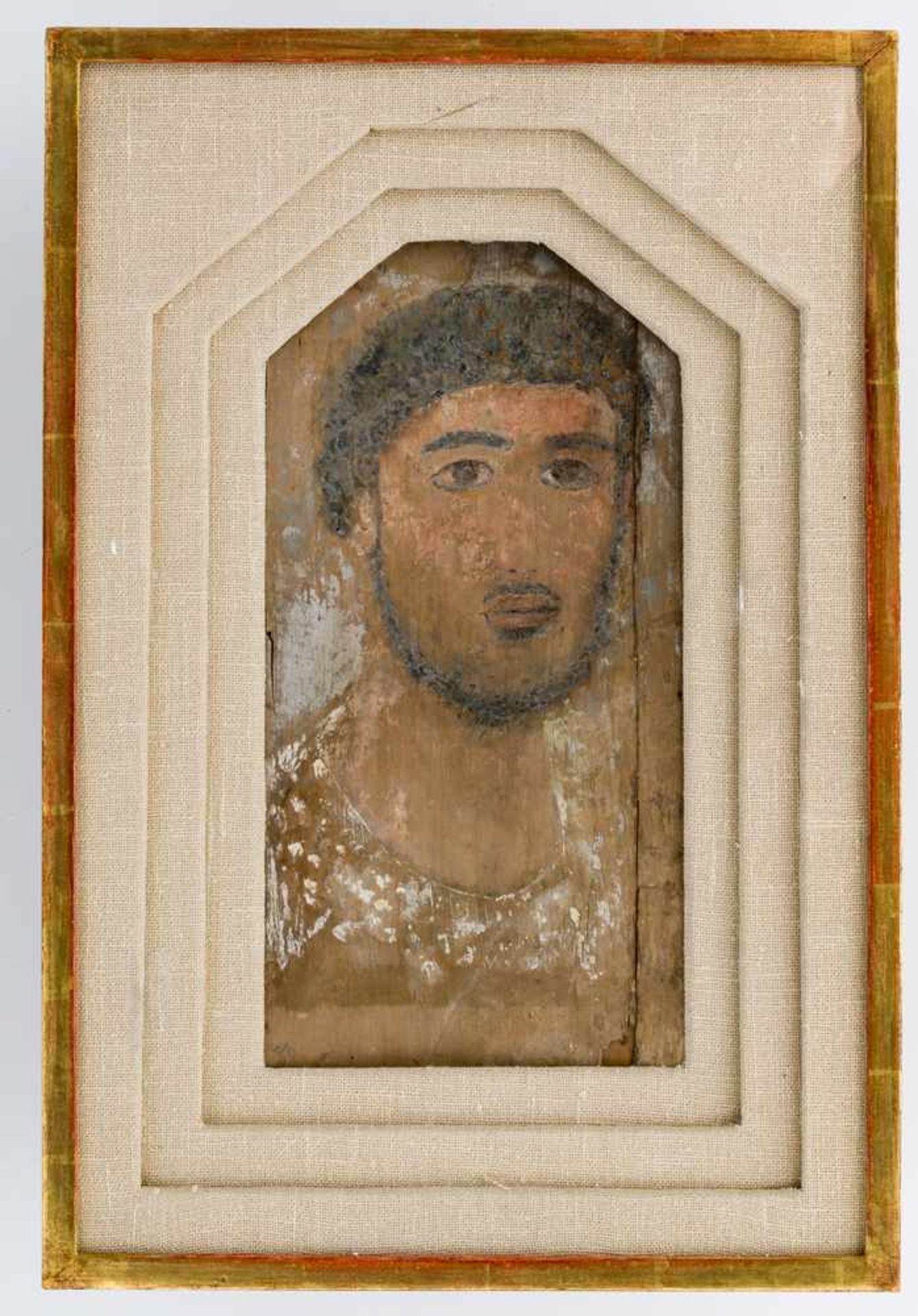 * Ägyptisches Mumien-Portrait (Fayum-Portrait) eines jungen Mannes 2. Jh. nach Chr. 36 x 17,5 cm Auf - Image 3 of 4