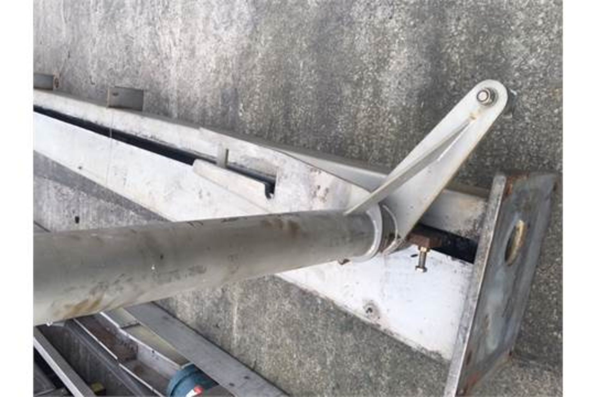 Scamina Tote Bin Hoist tipping at 3200mm - Image 3 of 4