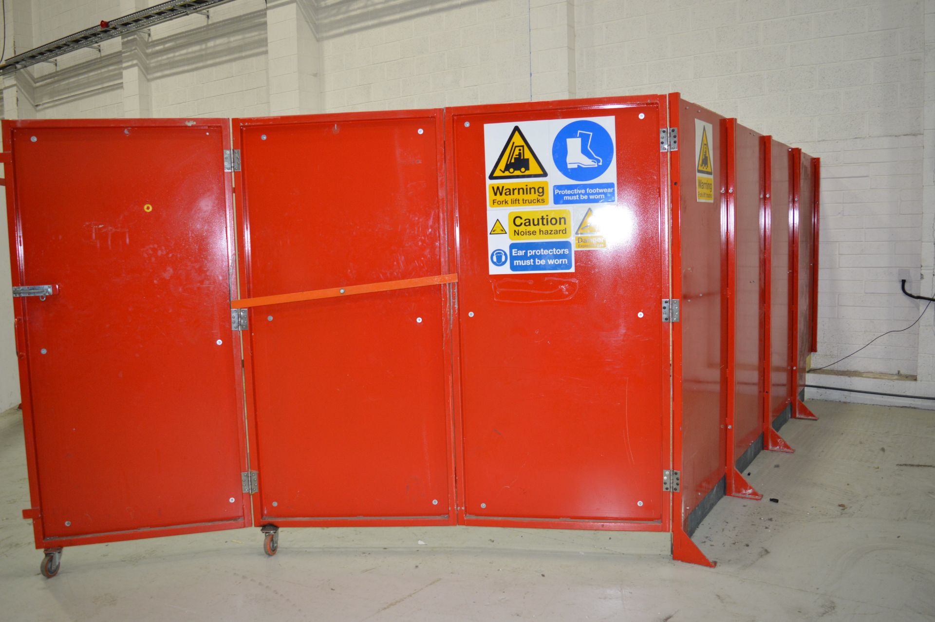 Three Sided Steel Enclosure with Concertina Doors
c. 6m (W) x 4m (D) x 2.14m (H) - Bild 4 aus 7