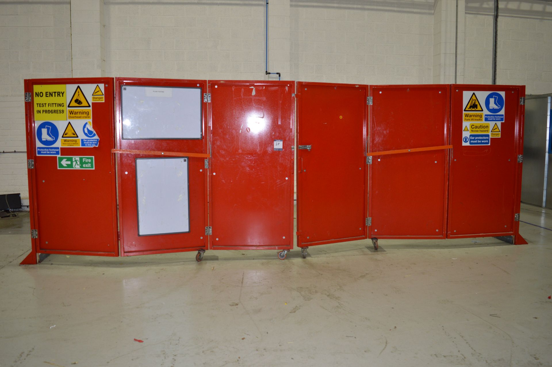 Three Sided Steel Enclosure with Concertina Doors
c. 6m (W) x 4m (D) x 2.14m (H) - Bild 3 aus 7