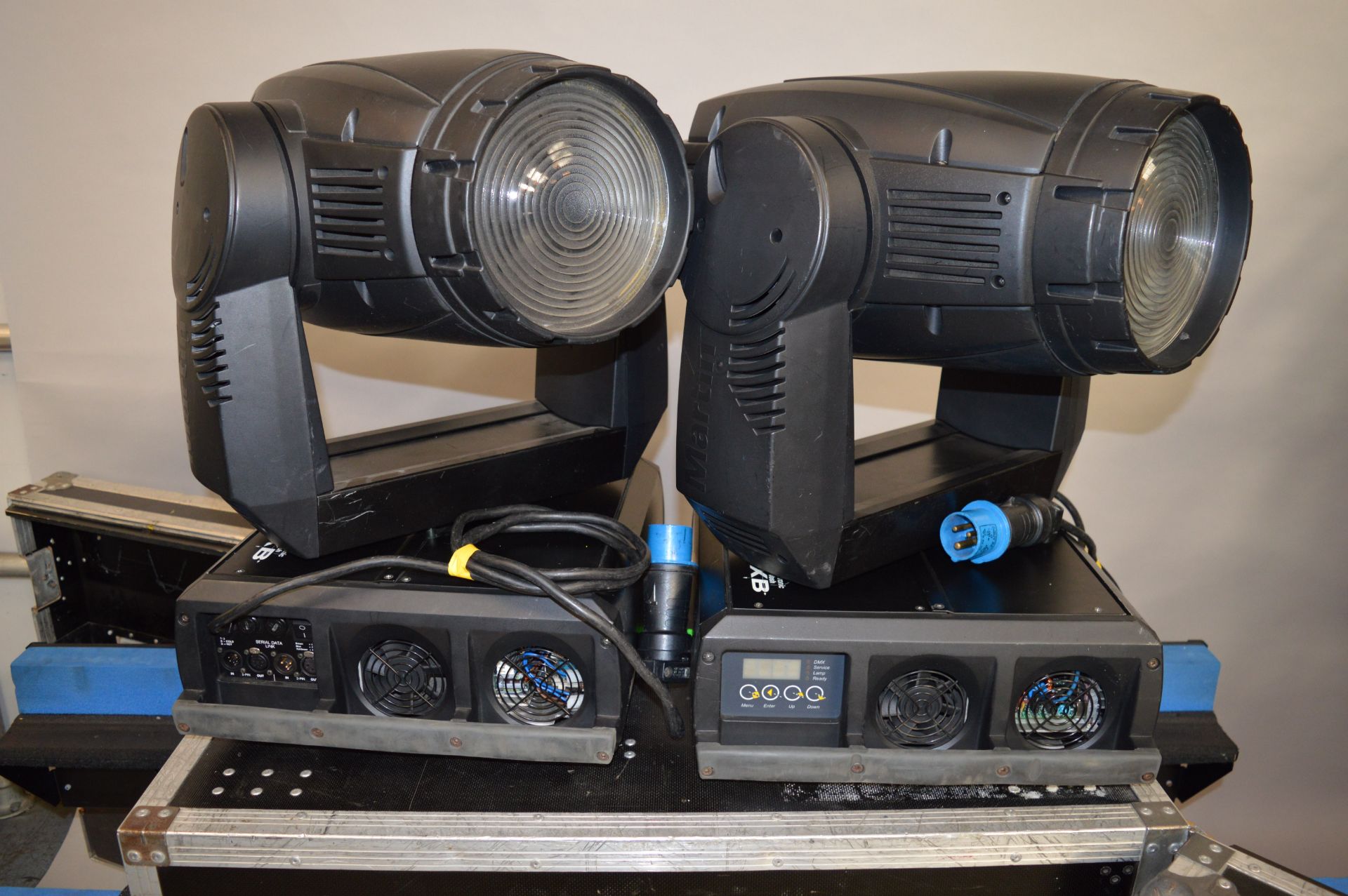 Two MAC 2000 Wash XB 1500W Moving Head Lights with Flightcase and associated Brackets, as lotted - Image 5 of 5