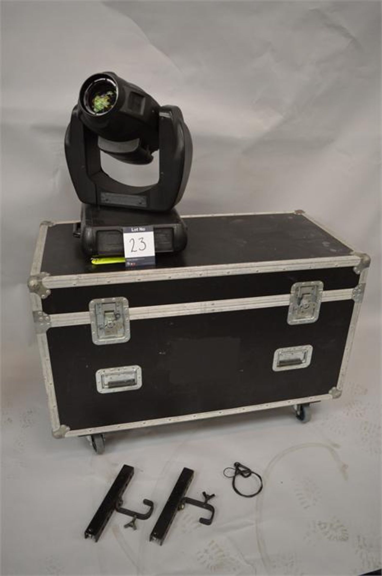 1 x Varilite, VL2000 Moving Head Spot Light with Flightcase and assoiated Brackets, as lotted (maybe - Image 3 of 4