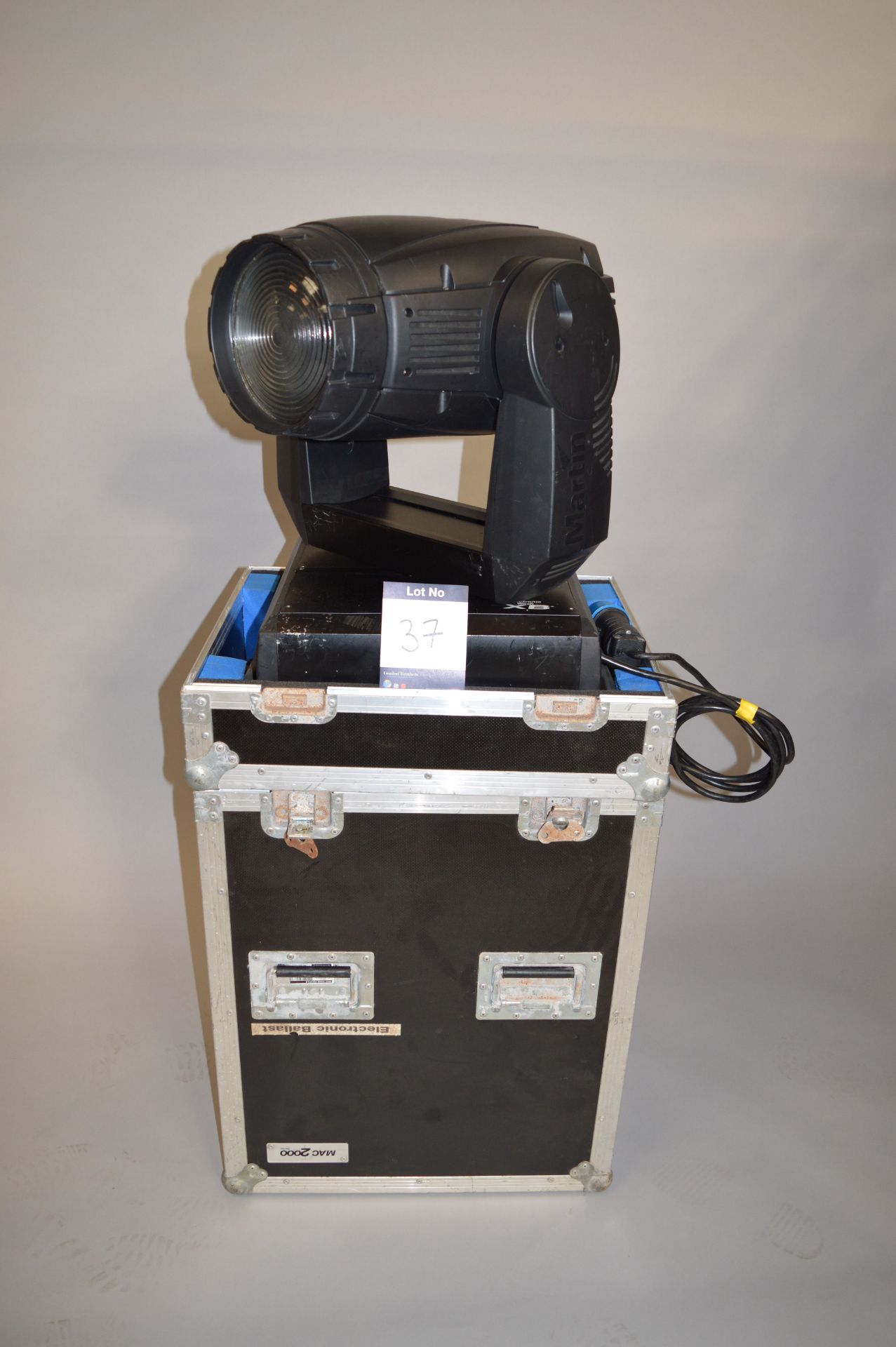 MAC 2000 Wash XB 1500W Moving Head Light with Single Flightcase and associated Brackets, as lotted