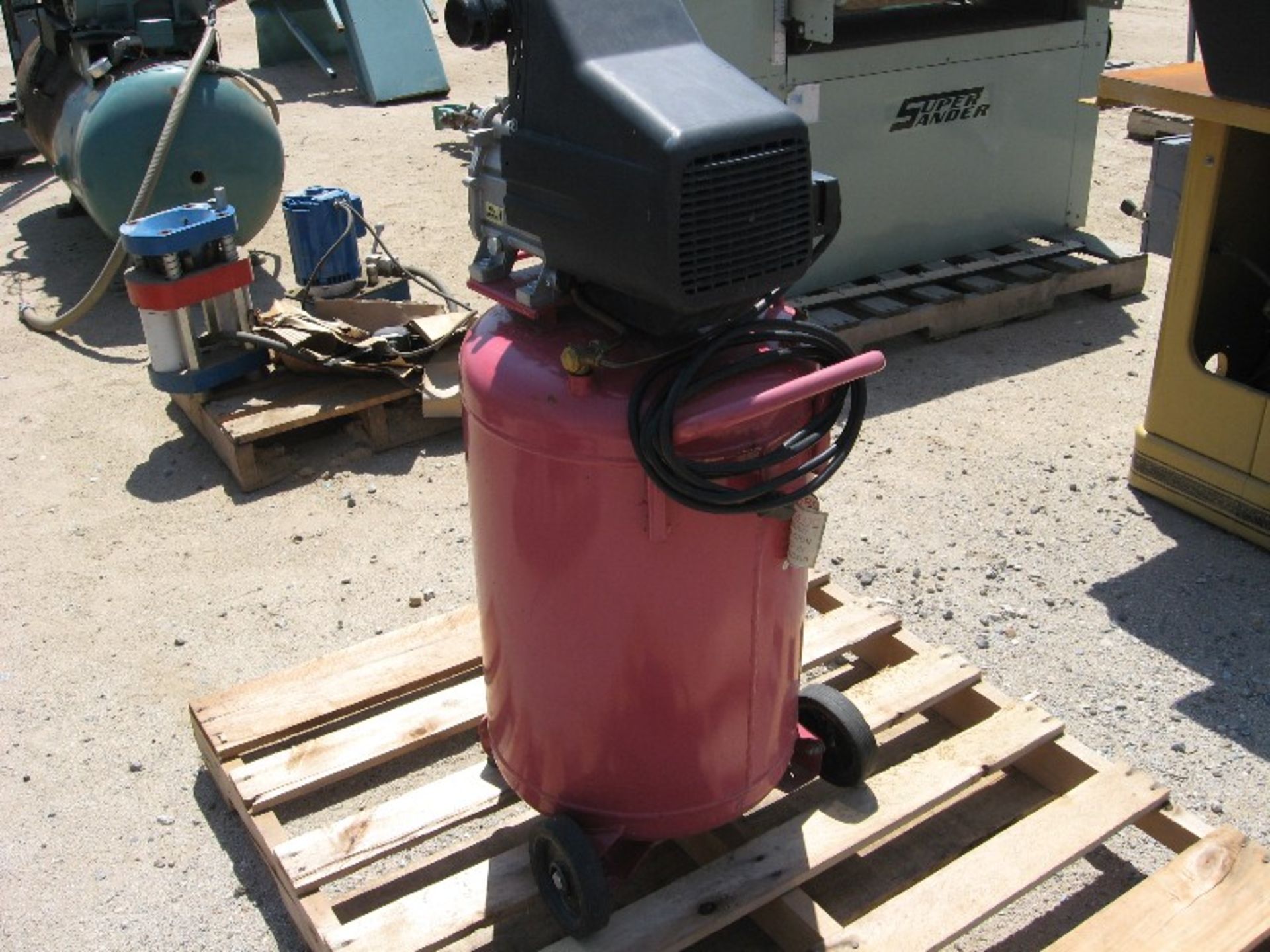 Central Pneumatic Air compressor - Image 2 of 2