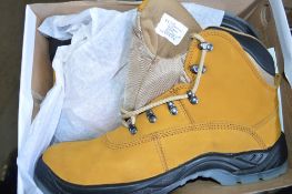 Pair of Click honey safety boots Size 11 New & unused