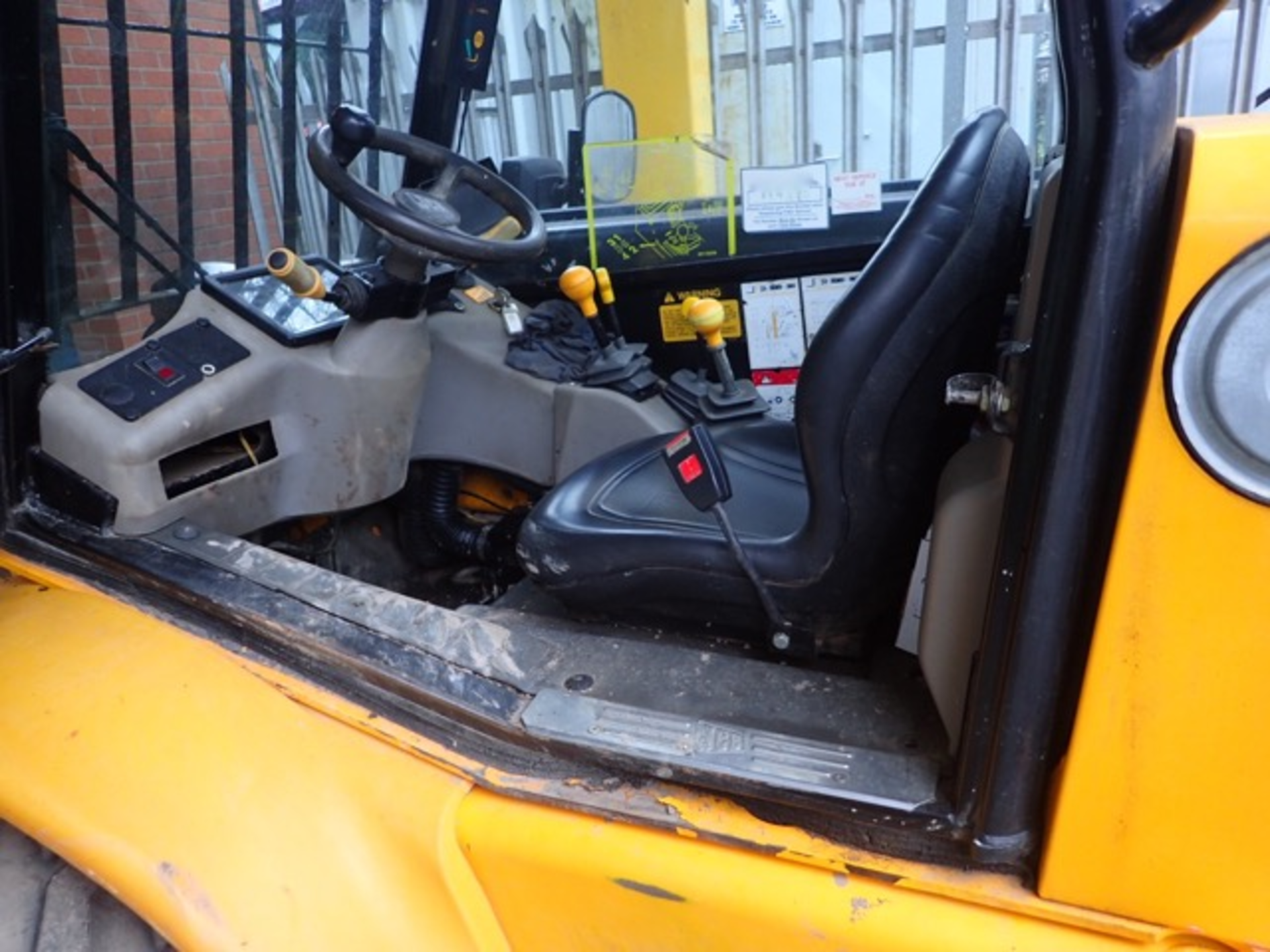 JCB 520-50 5 metre telescopic handler Year: 2008 S/N: Recorded Hours: 3823 * please note this Lot' - Image 8 of 12