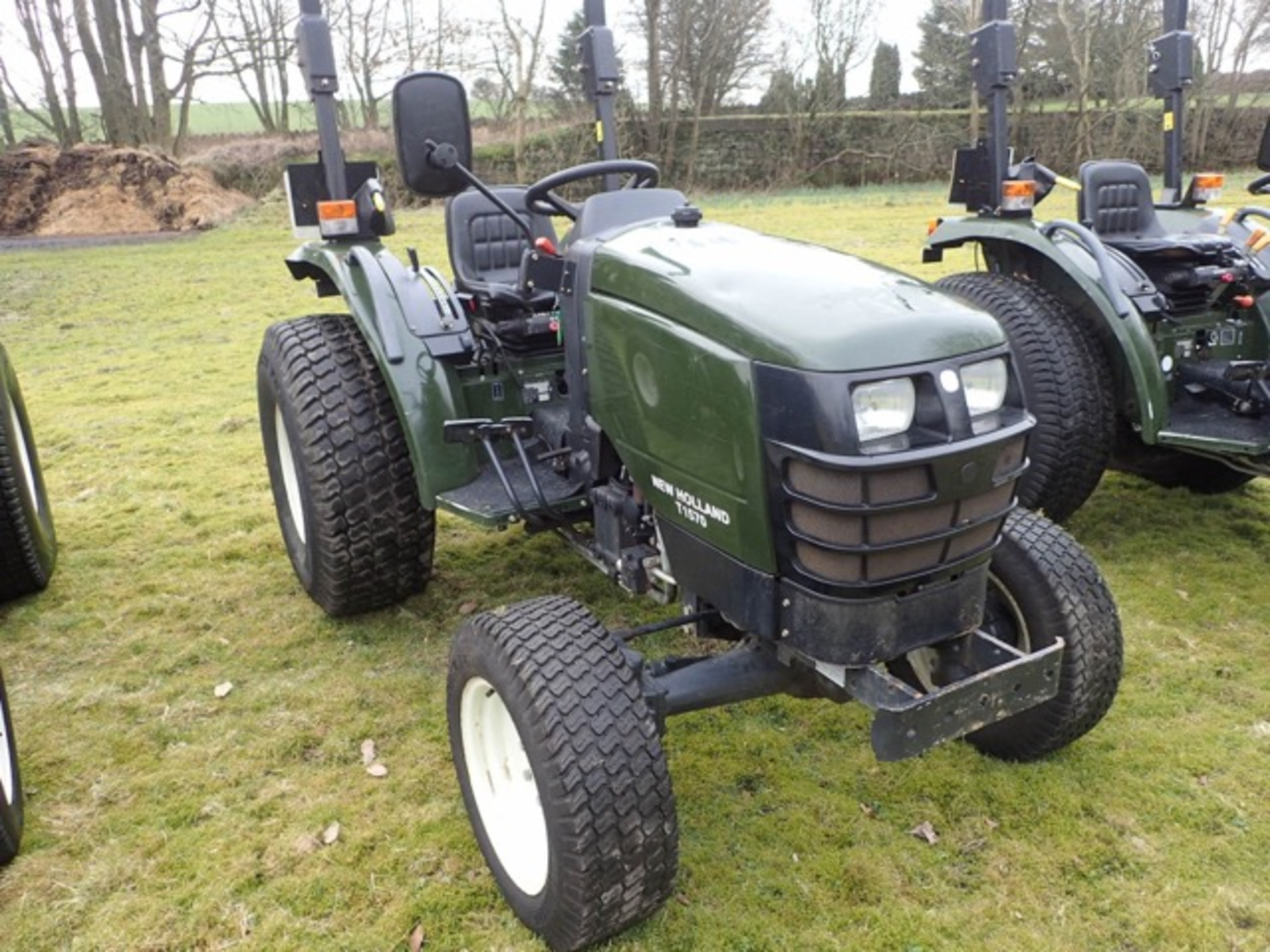 New Holland T1570 4x4 tractor (Ex Royal Parks) Year: 2011 Recorded Hours: 1097 c/w roll bar, grass - Image 2 of 7