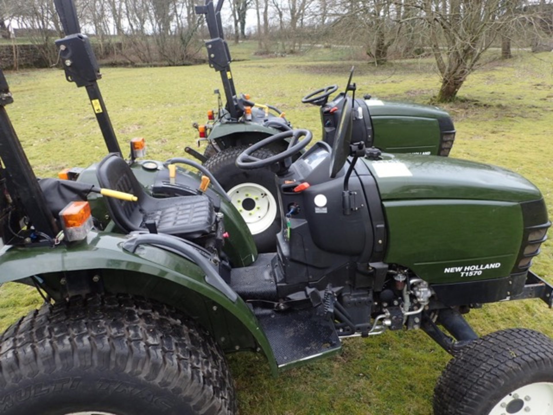 New Holland T1570 4x4 tractor (Ex Royal Parks) Year: 2011 Recorded Hours: 1097 c/w roll bar, grass - Image 4 of 7