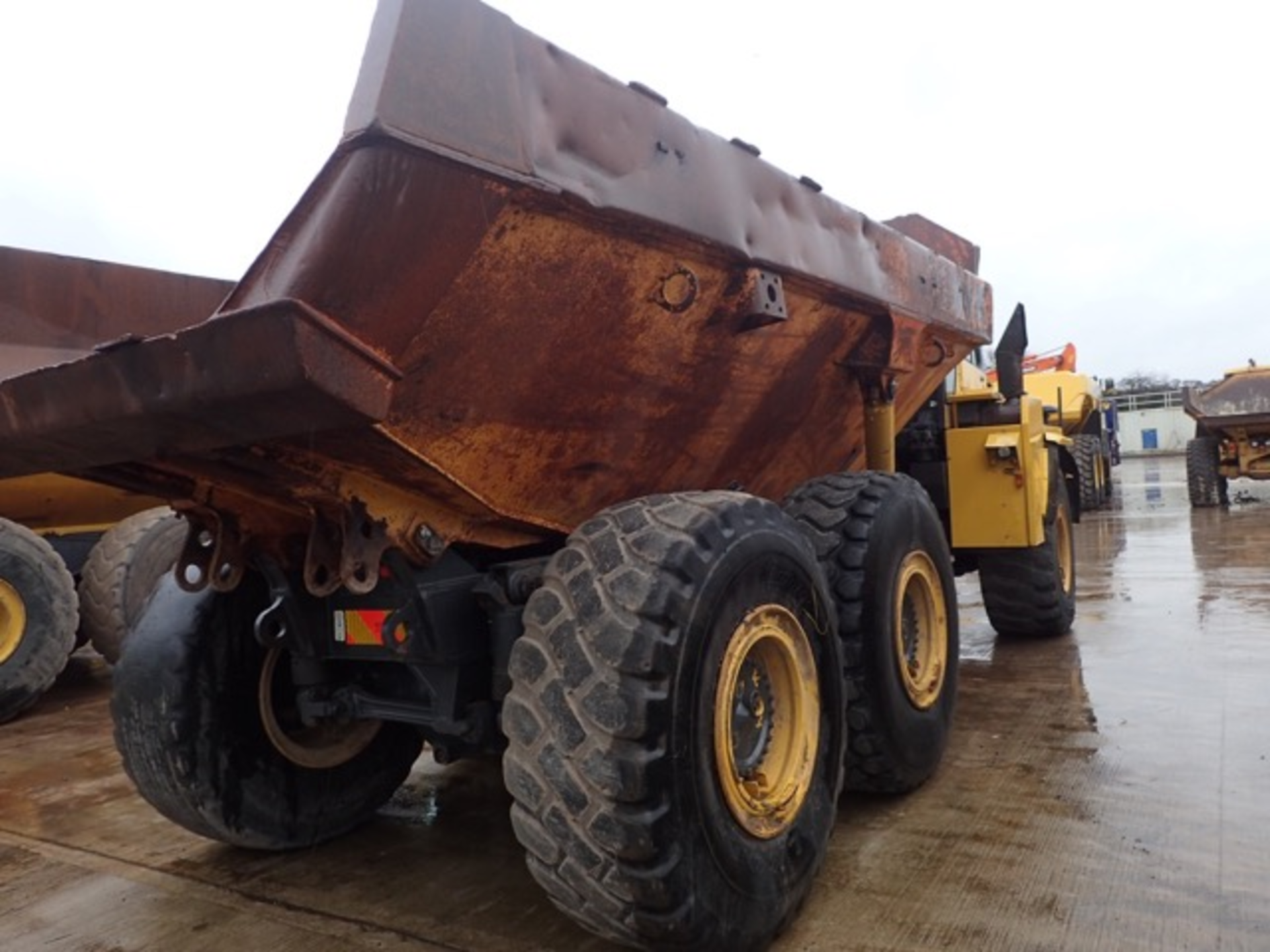 Komatsu HM300-1 30 tonne 6 x 6 wheel articulated dump truck Year: 2005 S/N: 1383 Recorded Hours: - Image 4 of 16
