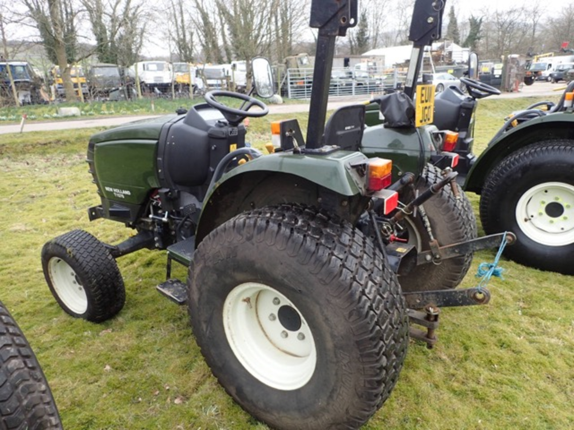 New Holland T1570 4x4 tractor (Ex Royal Parks) Year: 2011 Recorded Hours: 1097 c/w roll bar, grass - Image 3 of 7