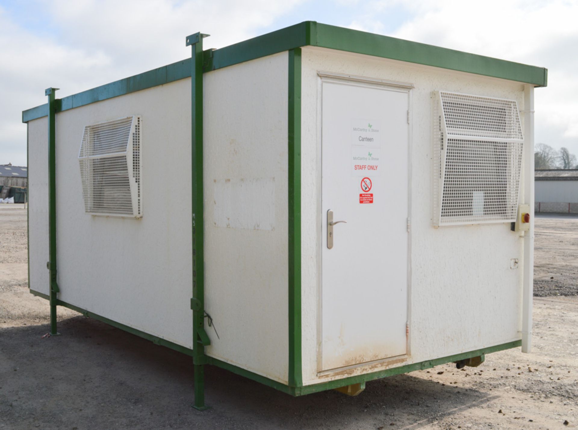 21 ft x 9 ft timber jack leg canteen unit comprising of 2 rooms (Canteen area & cloakroom) c/w keys - Image 2 of 6