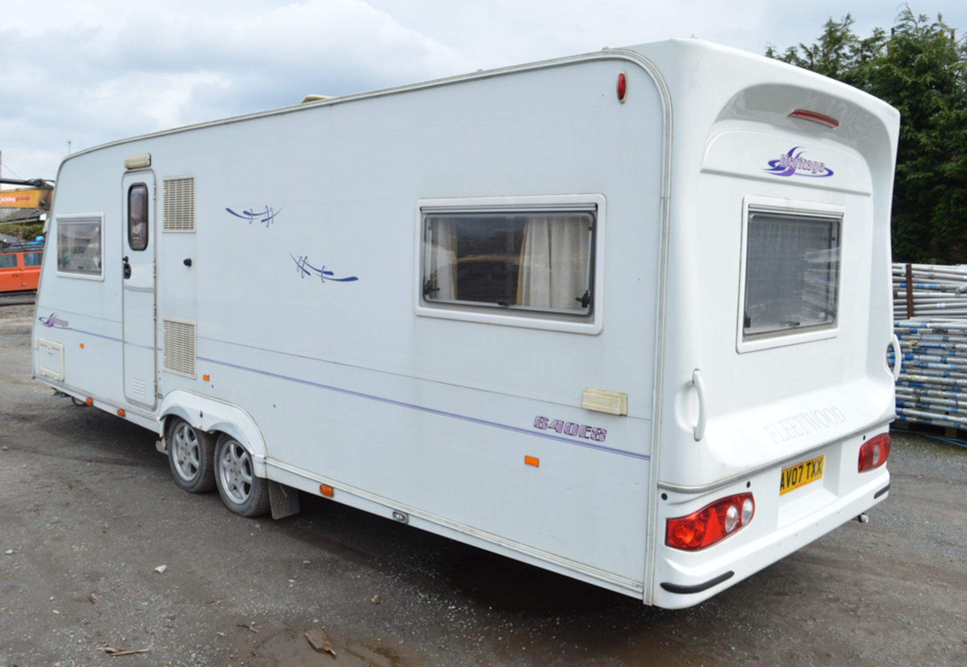 Fleetwood Heritage 640ES twin axle caravan c/w End Bedroom, Fixed Bed, Microwave, Fridge, Oven, - Image 2 of 9