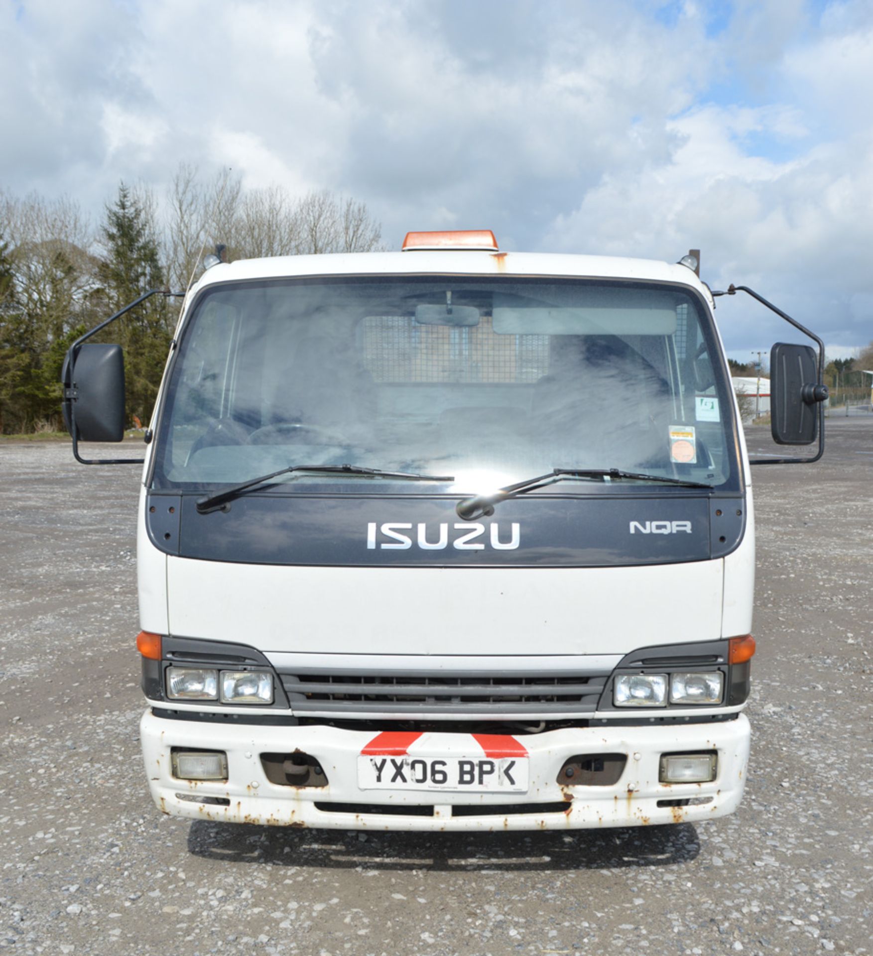 Isuzu NQR 70 7.5 tonne beaver tail plant wagon Registration Number: YX06 BPK Date of 1st - Image 5 of 7