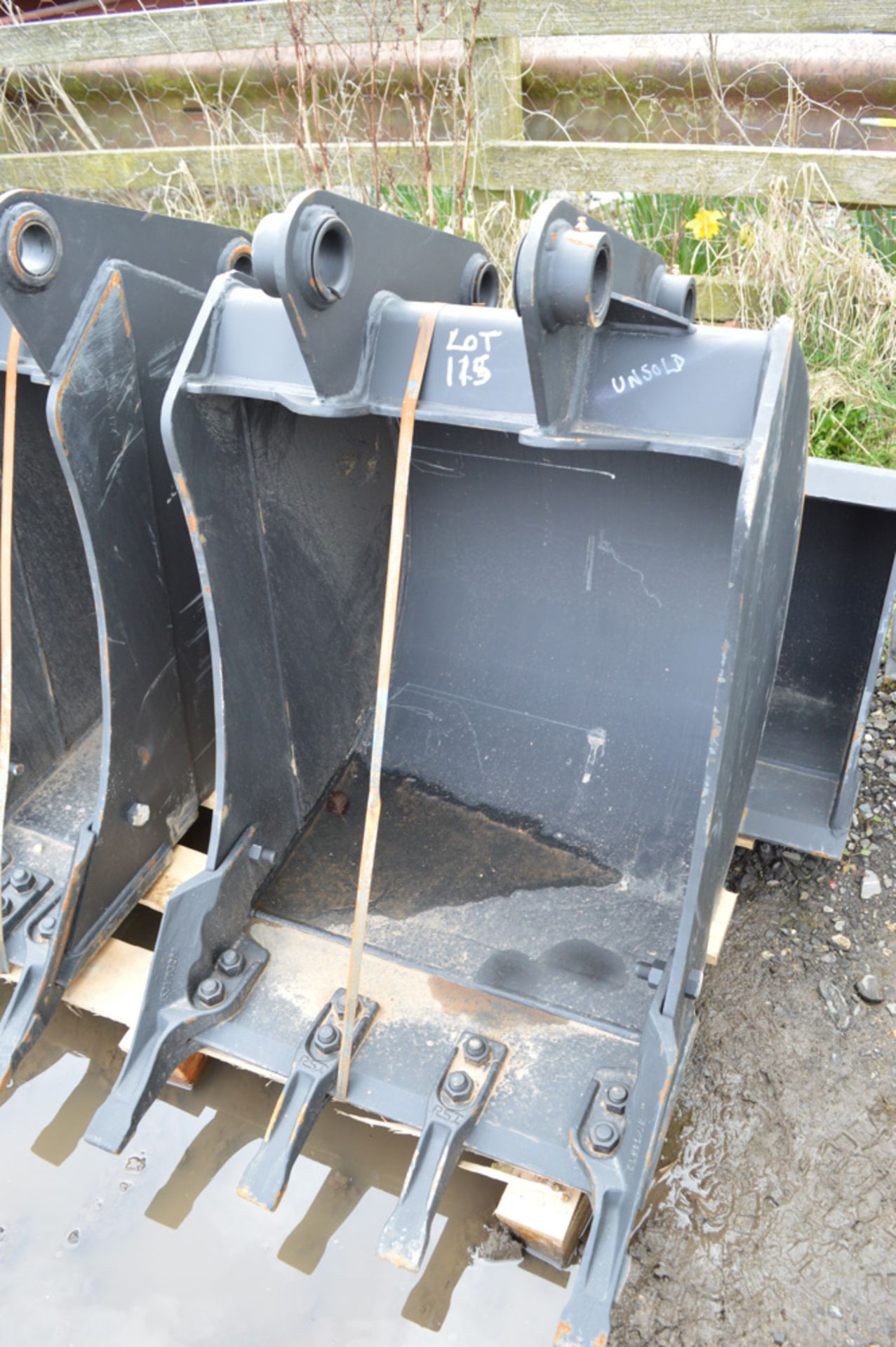 2 ft bucket to suit JCB 3CX New & unused