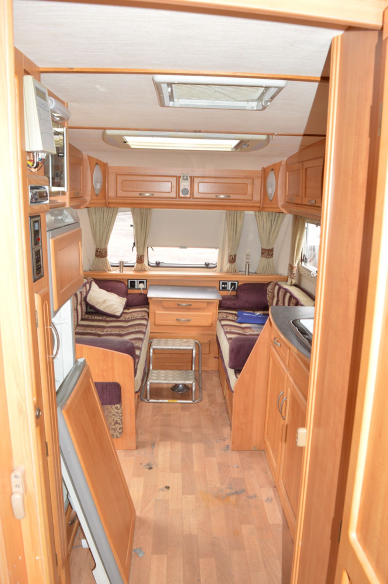 Fleetwood Heritage 640ES twin axle caravan c/w End Bedroom, Fixed Bed, Microwave, Fridge, Oven, - Image 5 of 9