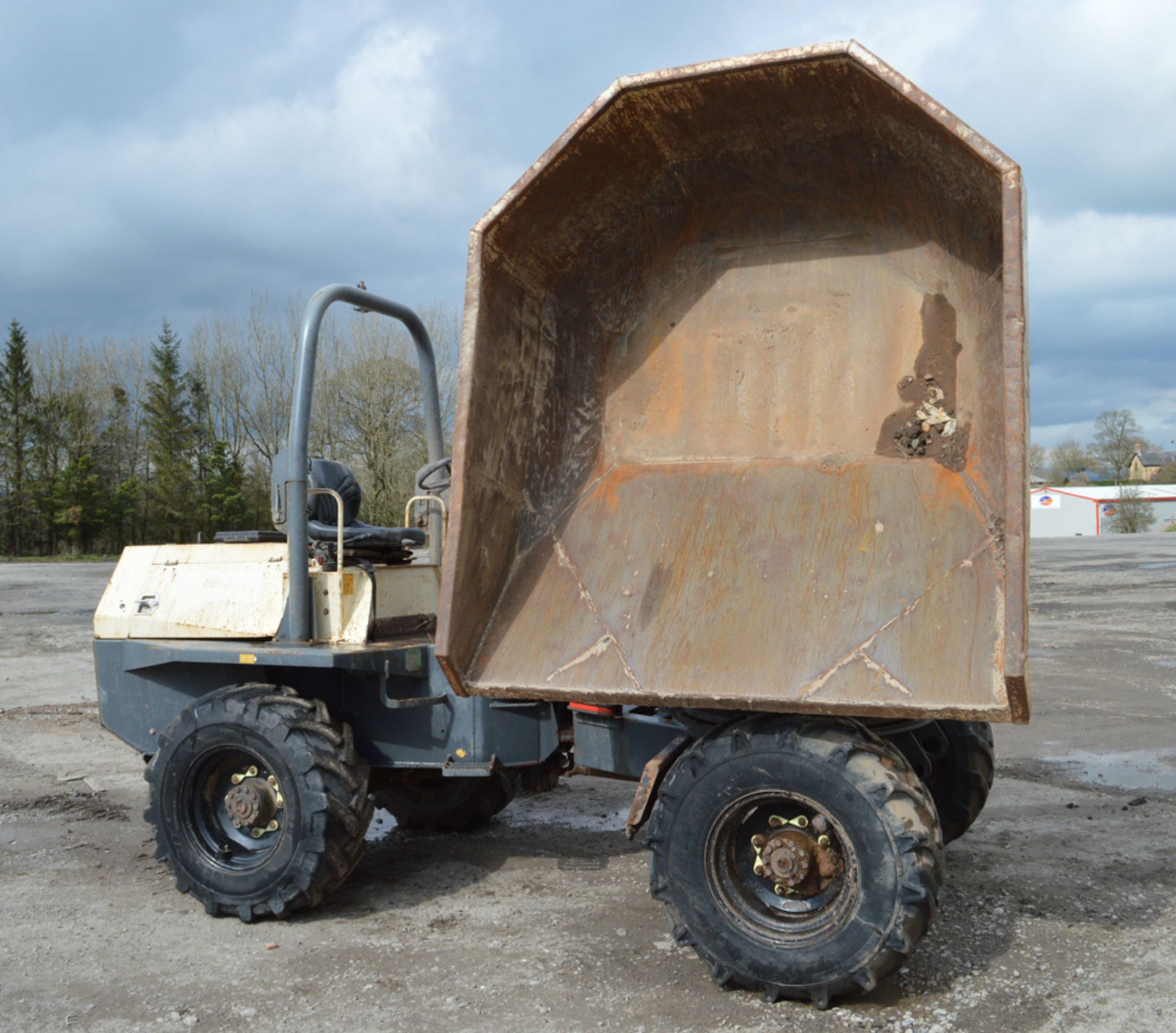 Benford Terex 6 tonne swivel skip dumper Year: 2008 S/N: E802FX202 Recorded Hours: 2513 A510608 - Image 6 of 11