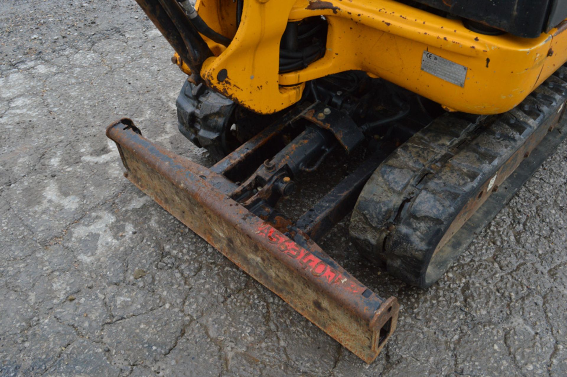 JCB 801.6 1.5 tonne rubber tracked mini excavator Year: 2011 S/N: 1703910 Recorded Hours: 1501 - Image 8 of 11