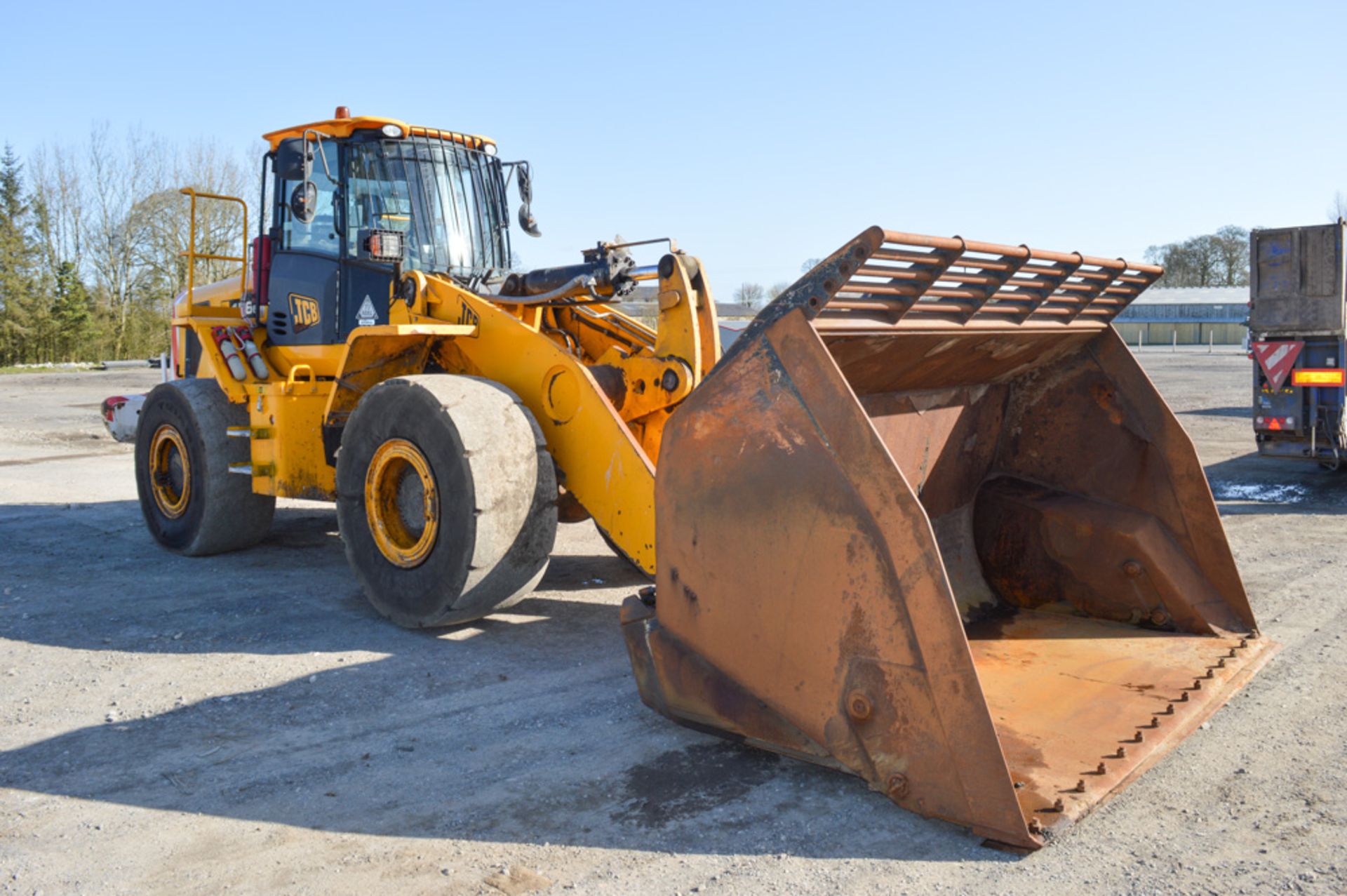 JCB 456 wheeled loader Year: 2010 S/N: 1304064 Recorded Hours: 7863 c/w hi tip bucket - Image 4 of 12