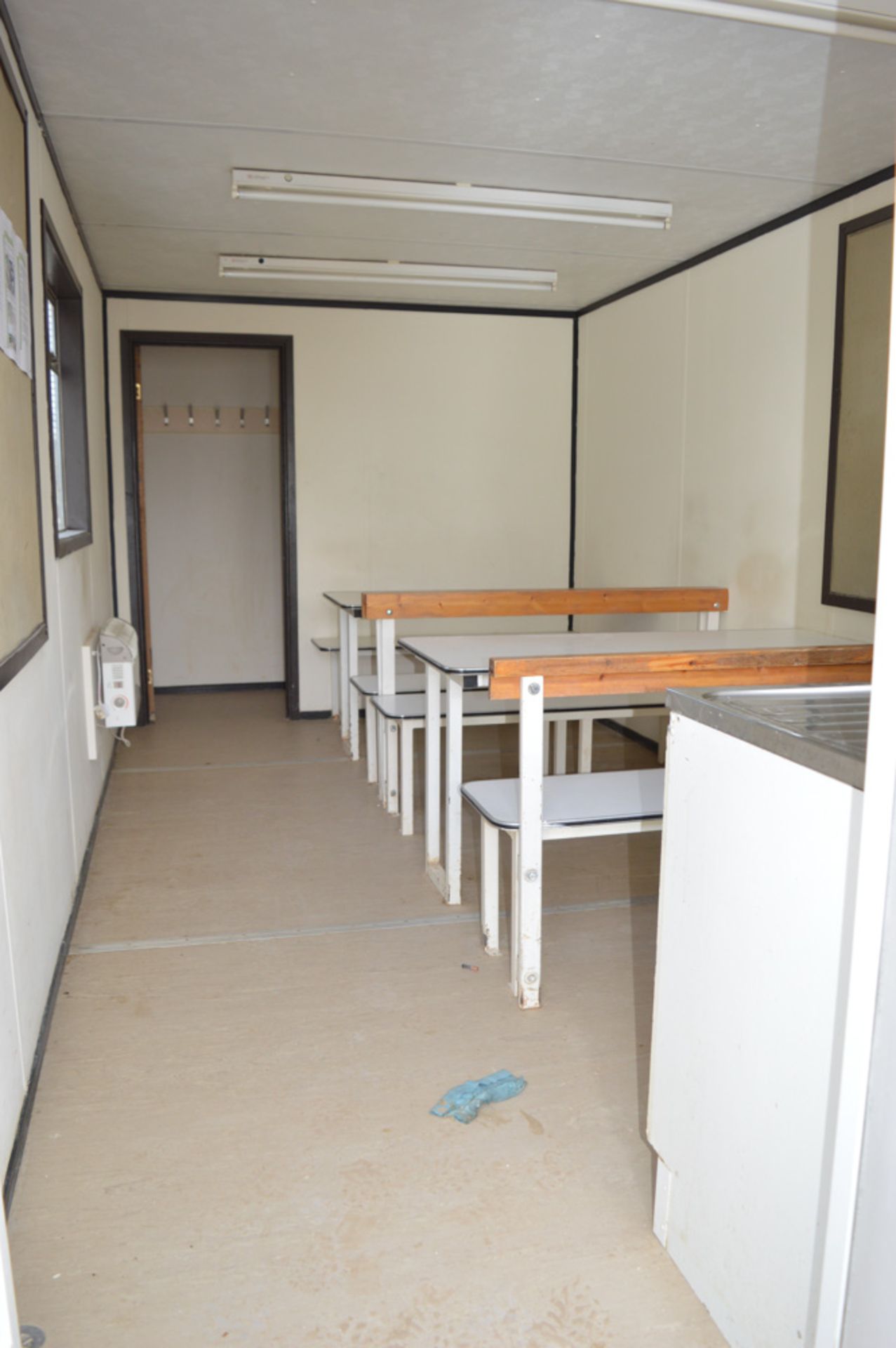 21 ft x 9 ft timber jack leg canteen unit comprising of 2 rooms (Canteen area & cloakroom) c/w keys - Image 5 of 6