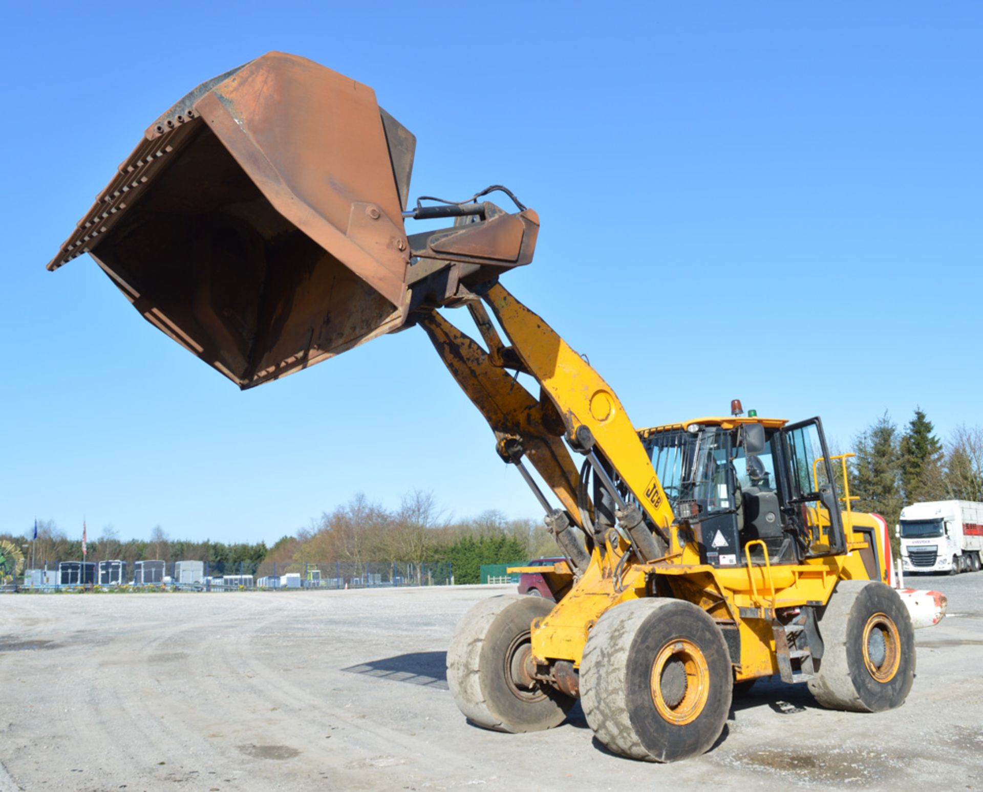 JCB 456 wheeled loader Year: 2010 S/N: 1304064 Recorded Hours: 7863 c/w hi tip bucket - Image 11 of 12