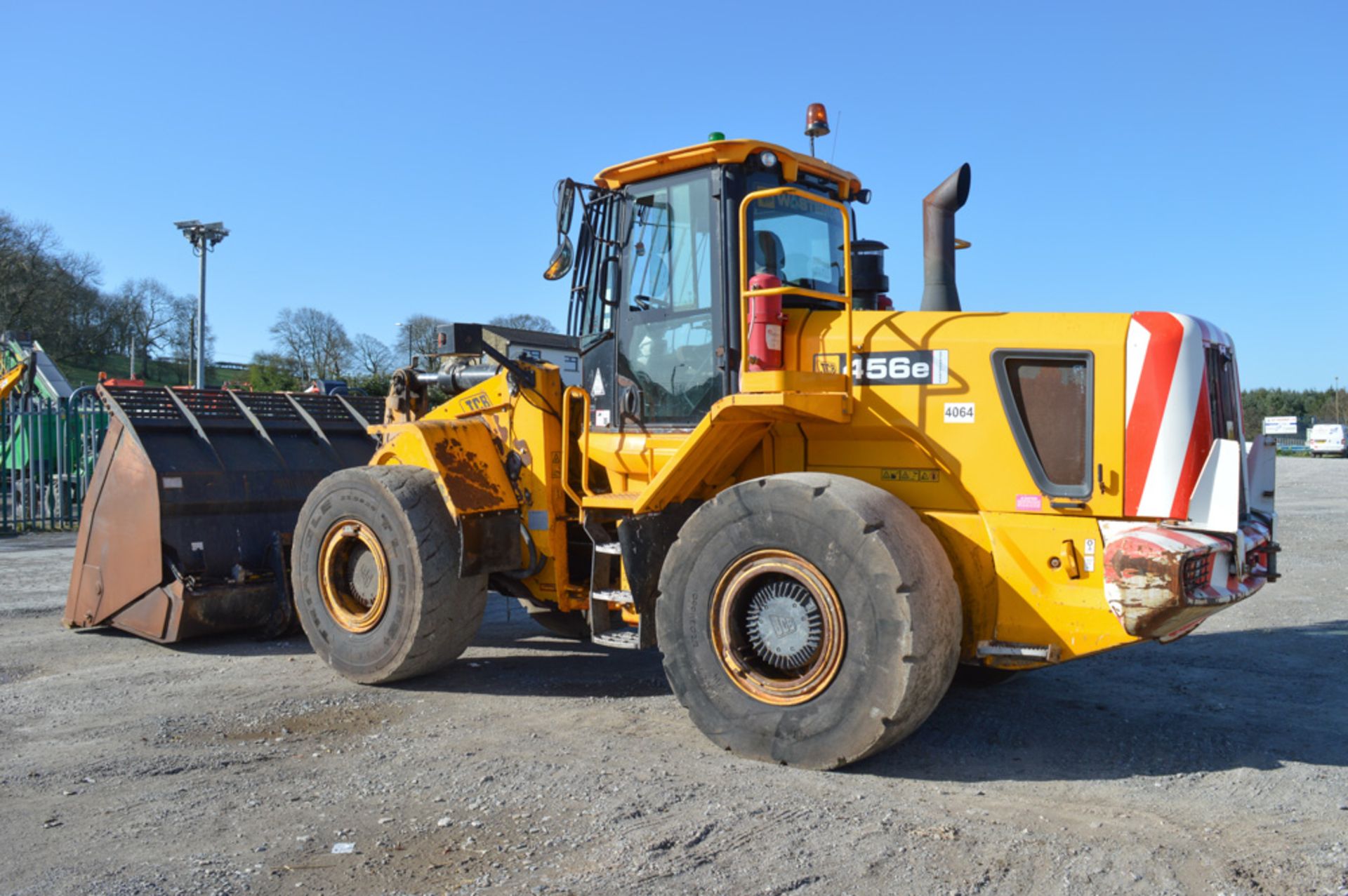 JCB 456 wheeled loader Year: 2010 S/N: 1304064 Recorded Hours: 7863 c/w hi tip bucket - Image 2 of 12