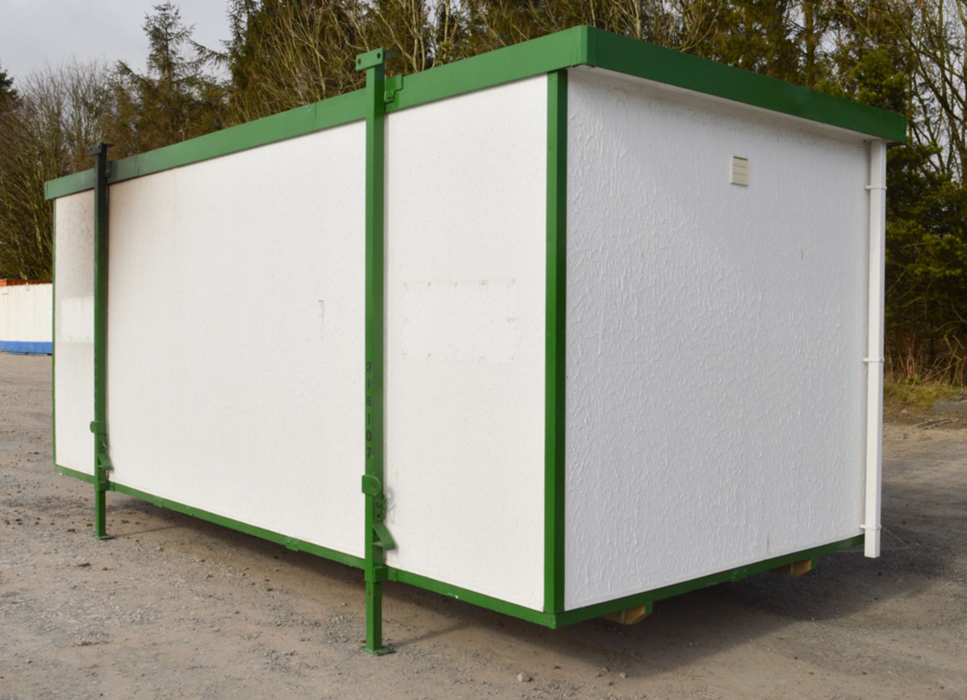 21 ft x 9 ft timber jack leg canteen unit comprising of 2 rooms (Canteen area & cloakroom) c/w keys - Image 4 of 6