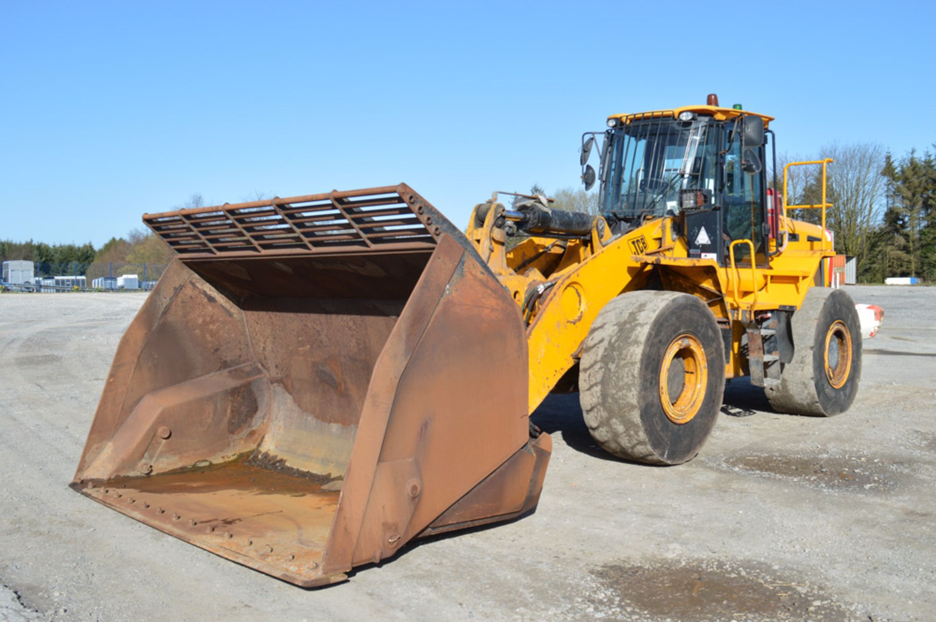 JCB 456 wheeled loader Year: 2010 S/N: 1304064 Recorded Hours: 7863 c/w hi tip bucket