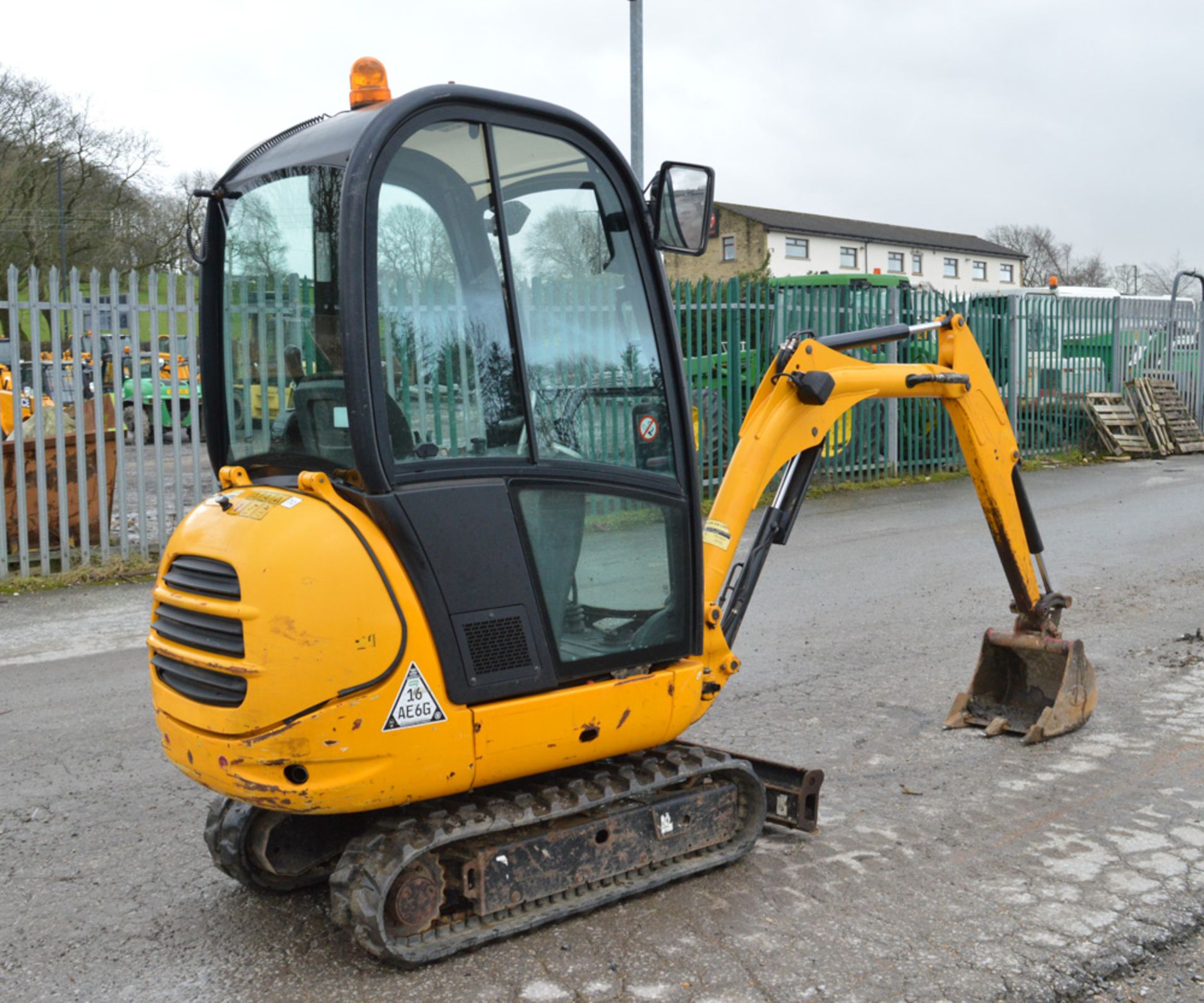 JCB 801.6 1.5 tonne rubber tracked mini excavator Year: 2011 S/N: 1703910 Recorded Hours: 1501 - Image 3 of 11