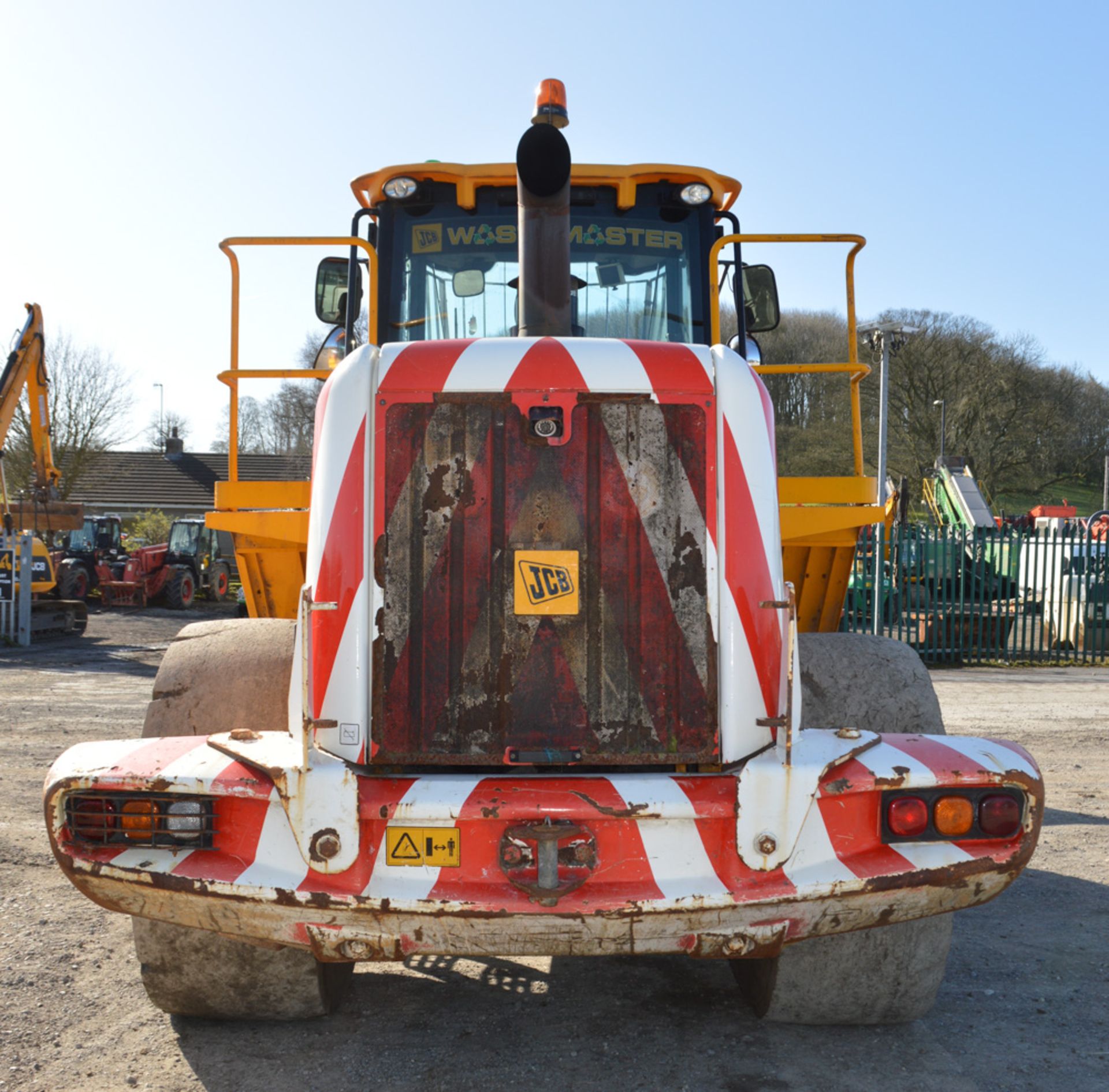 JCB 456 wheeled loader Year: 2010 S/N: 1304064 Recorded Hours: 7863 c/w hi tip bucket - Image 6 of 12