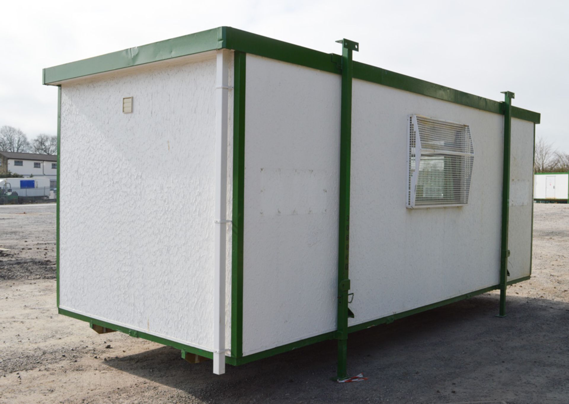 21 ft x 9 ft timber jack leg canteen unit comprising of 2 rooms (Canteen area & cloakroom) c/w keys - Image 3 of 6
