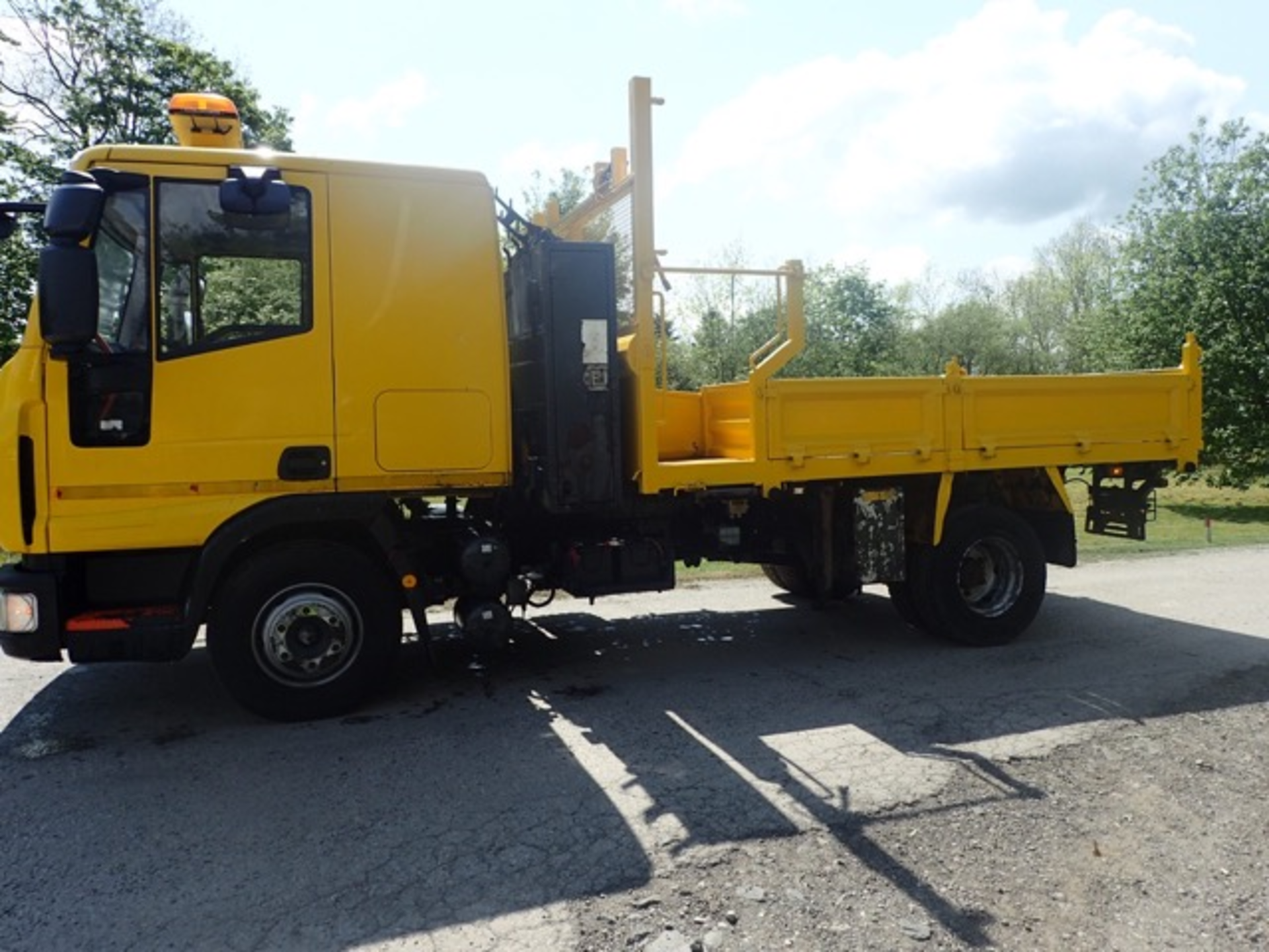 Iveco 75E16 7.5 tonne tipper wagon Registration Number: FJ10 BNX Date of Registration: 24/6/2010 MOT - Image 2 of 11