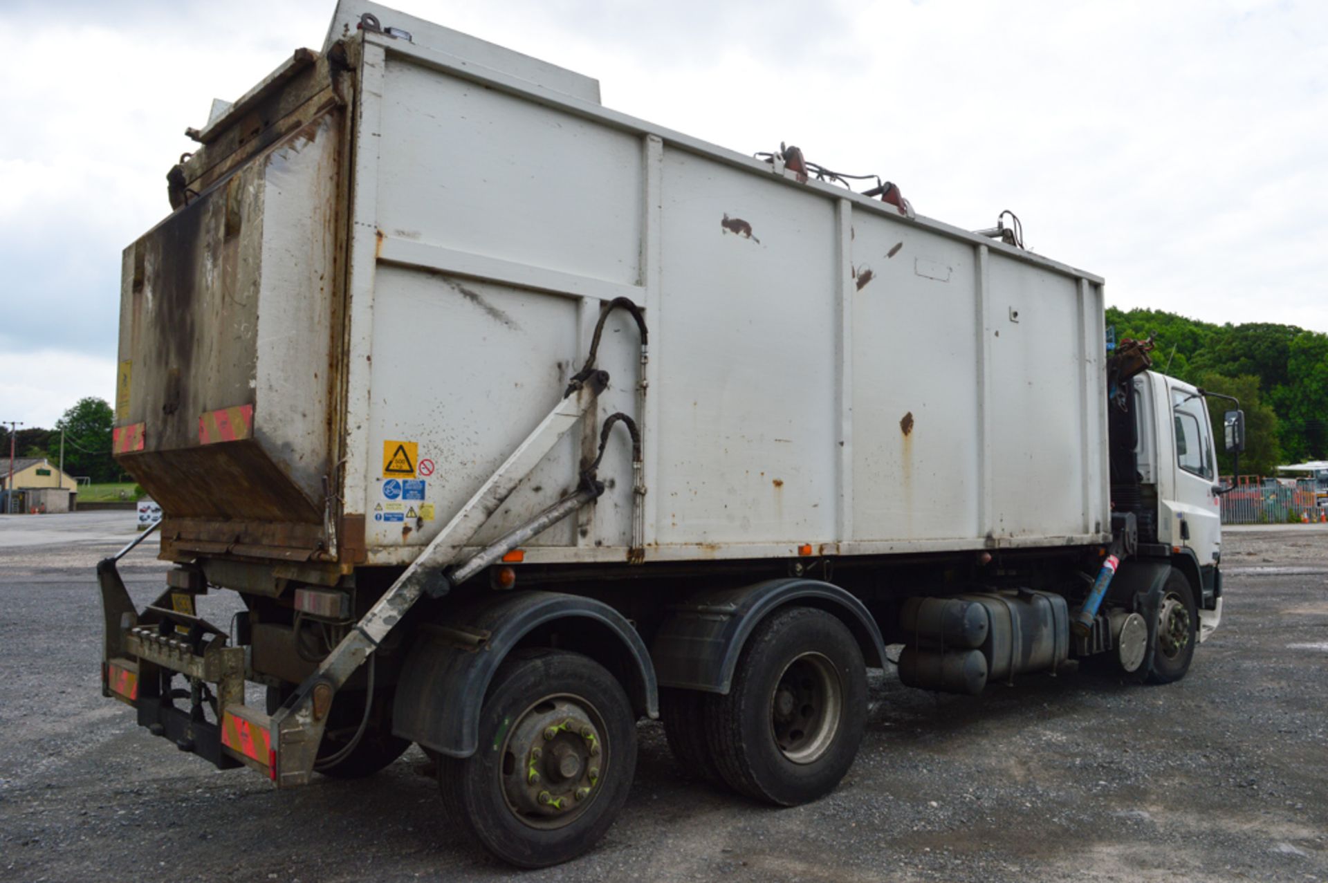 Leyland DAF 75 240 ATi refuse crane lorry Registration Number: N633 NBB Date of Registration: 08/ - Image 4 of 9