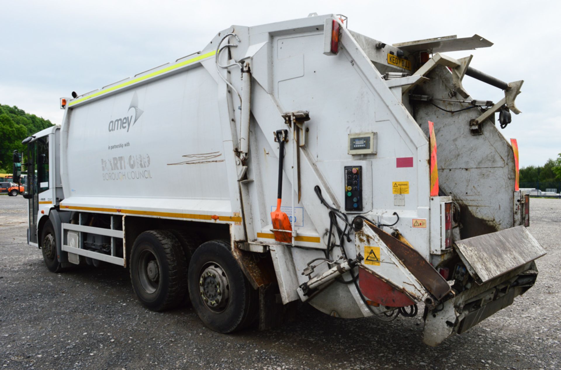 Mercedes Benz Econic 2629 refuse lorry Registration Number: KE07 BUJ Date of registration: 02/05/ - Image 3 of 8