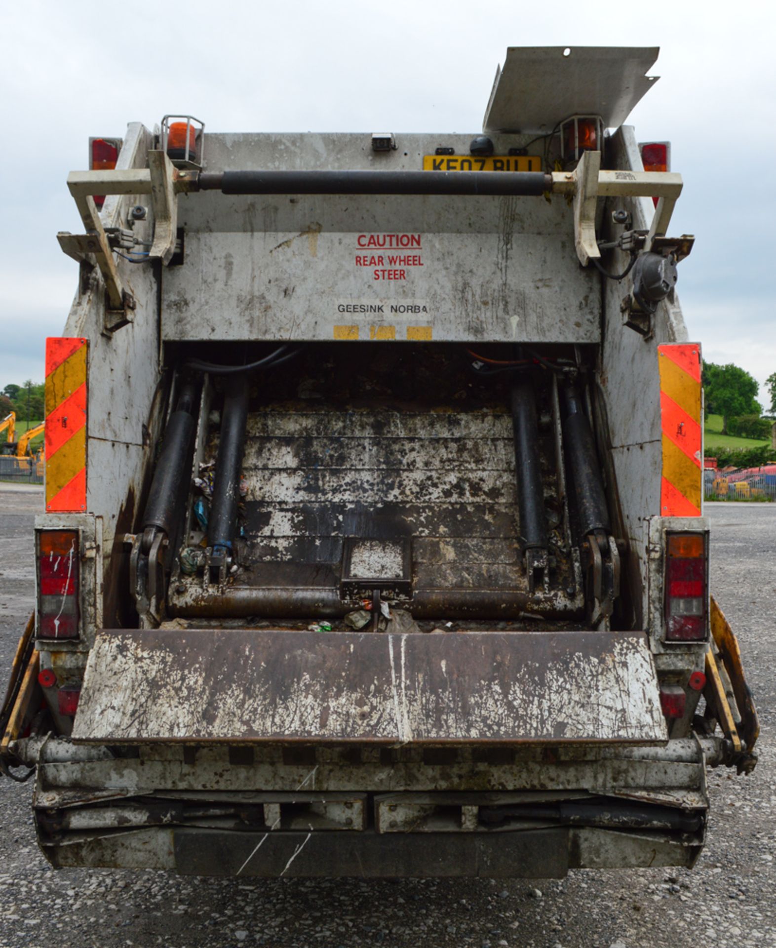 Mercedes Benz Econic 2629 refuse lorry Registration Number: KE07 BUJ Date of registration: 02/05/ - Image 6 of 8