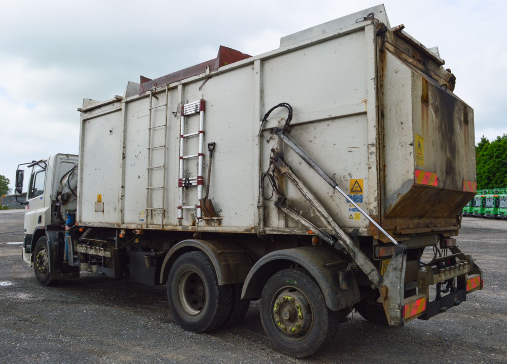 Leyland DAF 75 240 ATi refuse crane lorry Registration Number: N633 NBB Date of Registration: 08/ - Image 3 of 9