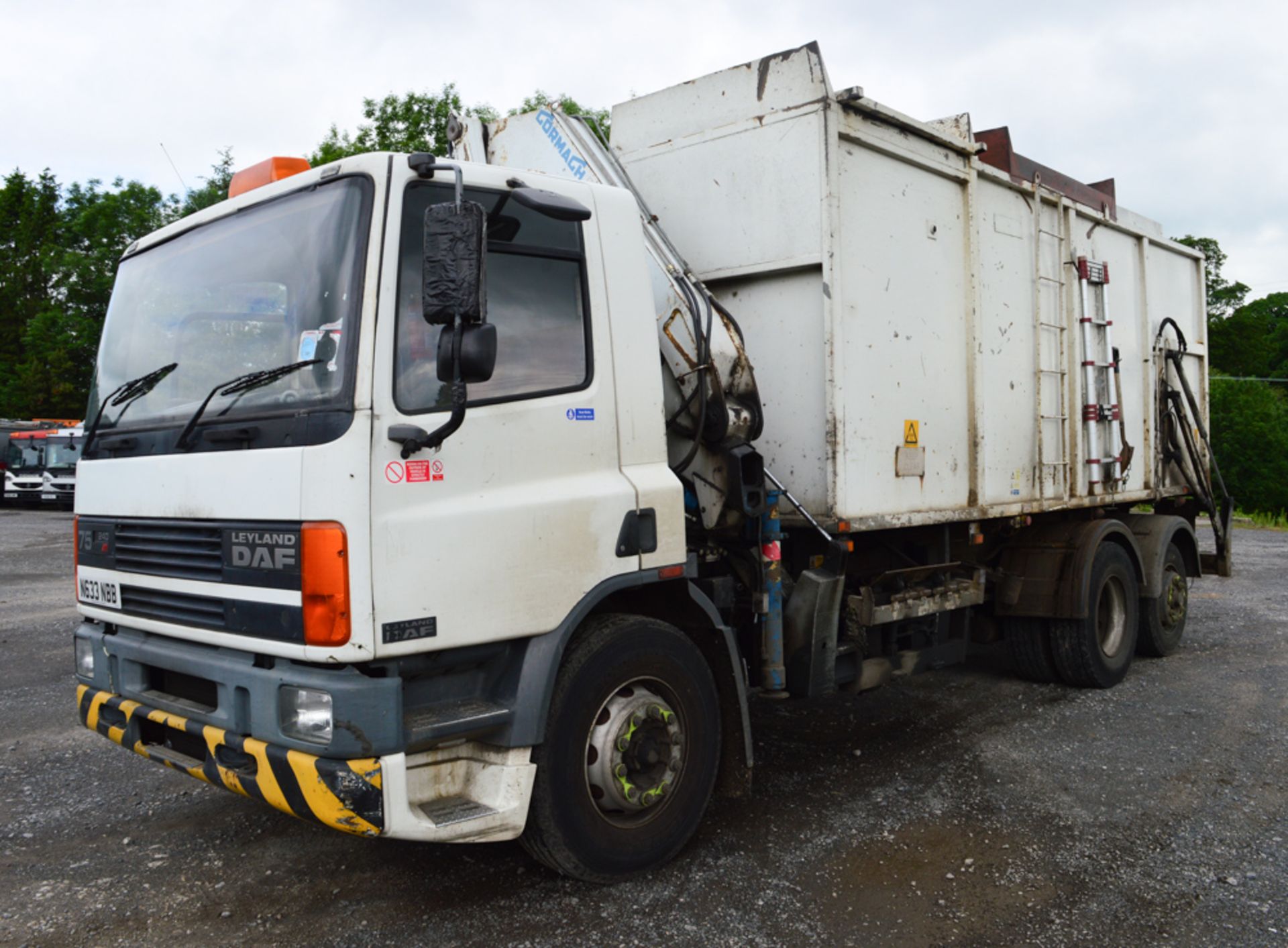 Leyland DAF 75 240 ATi refuse crane lorry Registration Number: N633 NBB Date of Registration: 08/ - Image 2 of 9