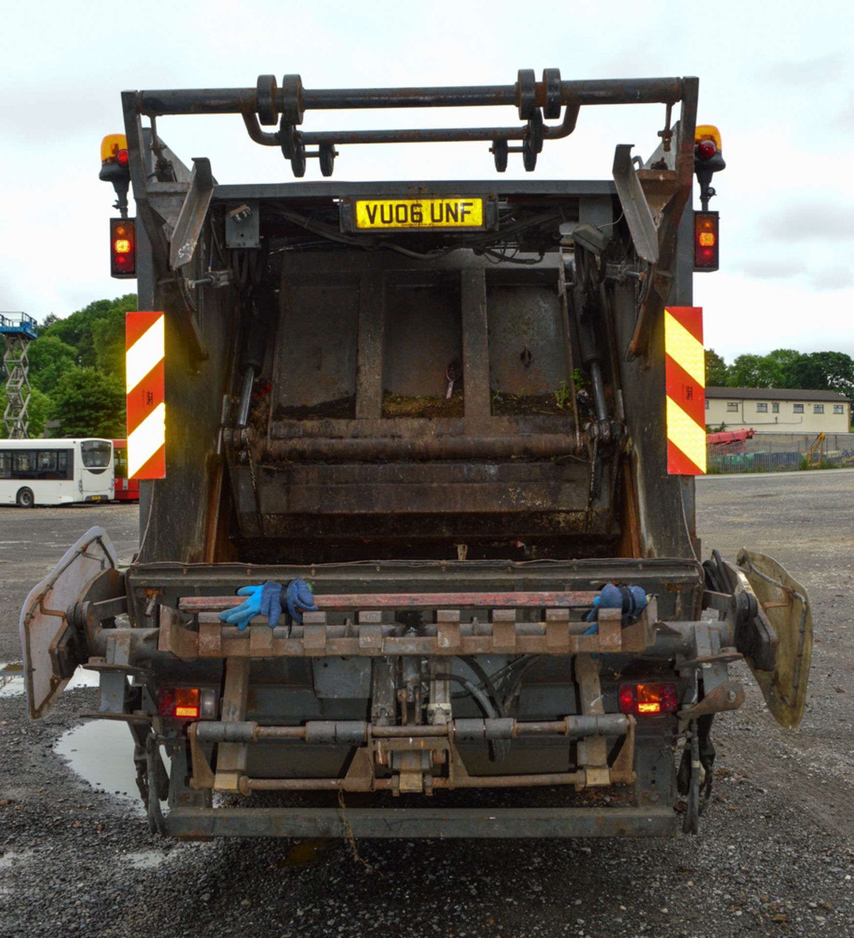 Dennis Elite 2 refuse lorry Registration Number: VU06 UNF Date of Registration: 24/04/2006 - Image 6 of 8