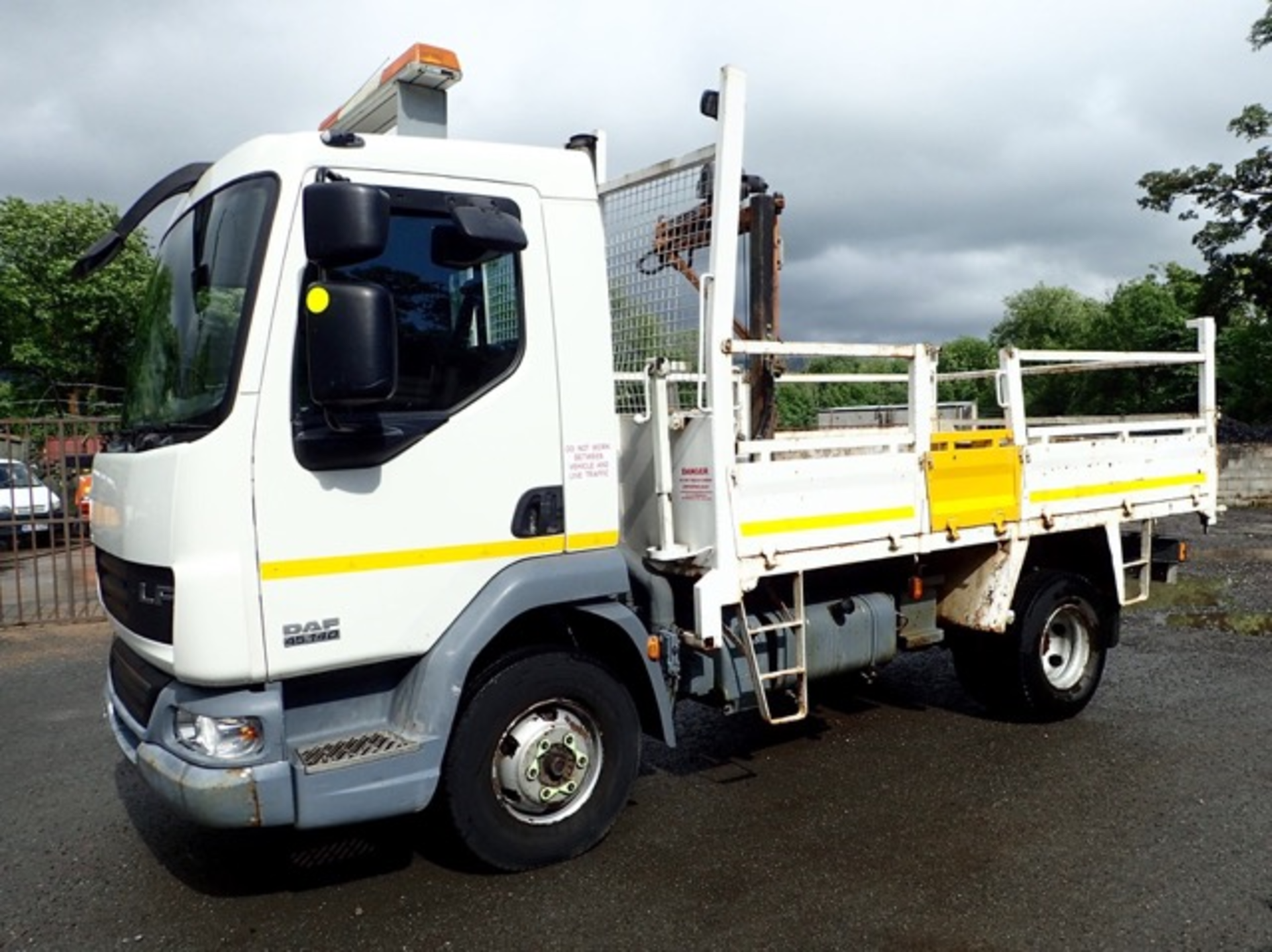 DAF LF 45-140 7.5 tonne tipper Registration Number: RK57 XNY Date of Registration: 28/11/2007 MOT - Image 2 of 10